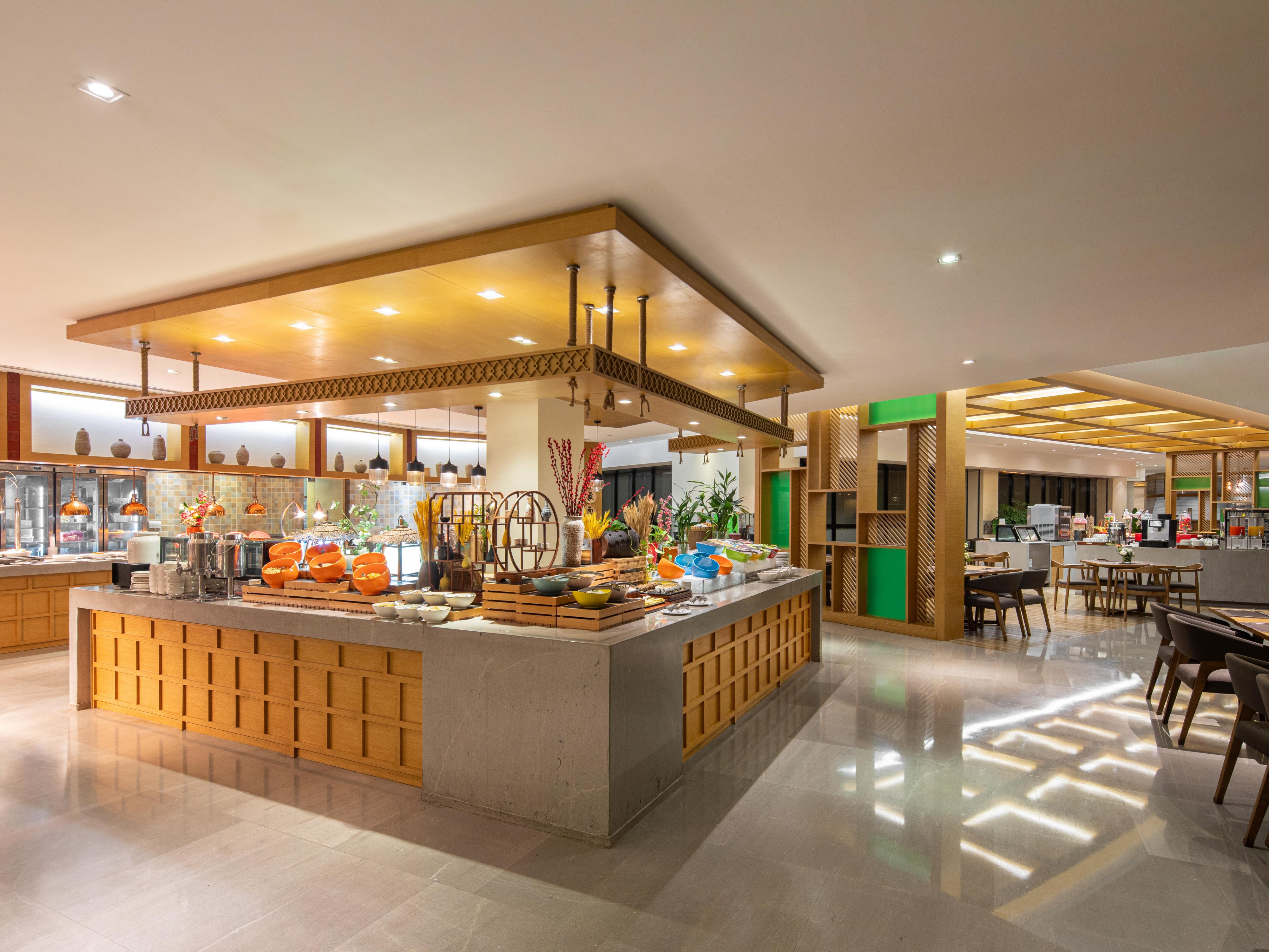 The All Day Dining restaurant is located on the 2nd floor of the hotel, providing buffet for three meals a day, mainly serving small Sichuan hot pot, seafood, local snacks, dim sum, etc. Chuan Ji Chinese Restaurant is located on the 3rd floor and the main cuisines are Sichuan and Cantonese dim sum.