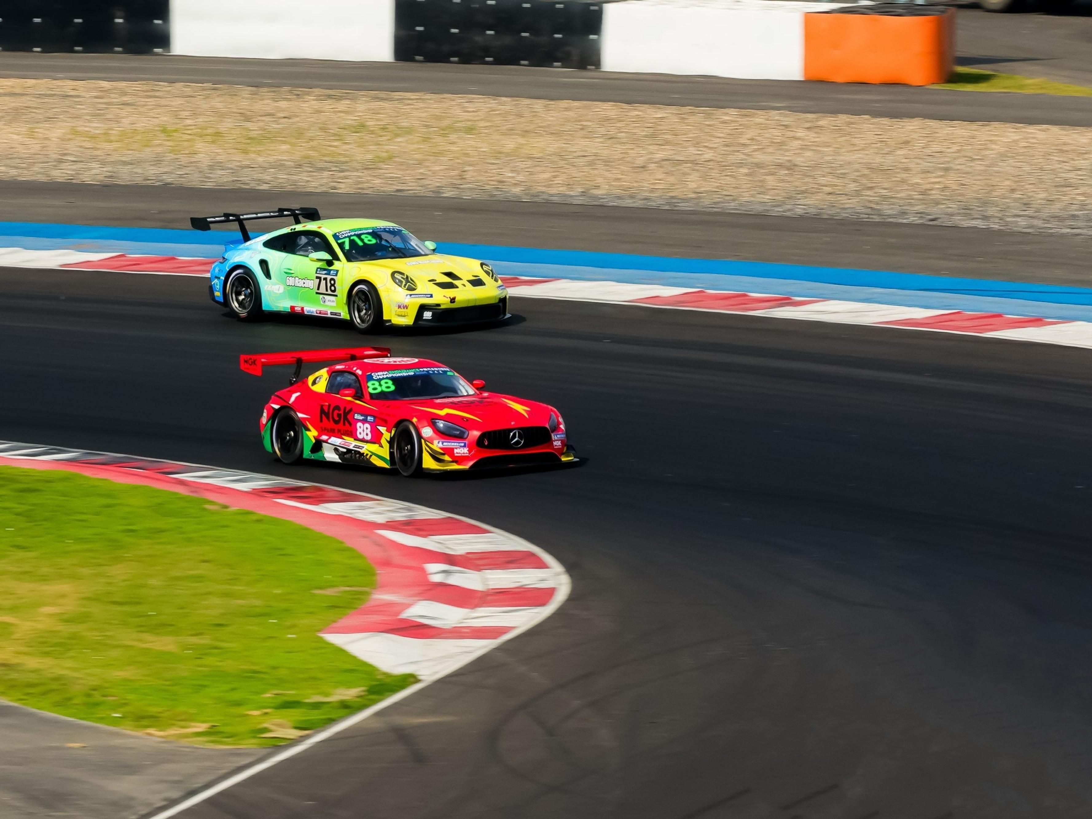 成都天府国际赛道是四川省和成都市的双重点建设项目之一，也是中国西南地区现阶段唯一一条国际二级标准赛道。具备赛车赛事、新车发布、汽车体验、汽车博览、豪车销售等多种功能。