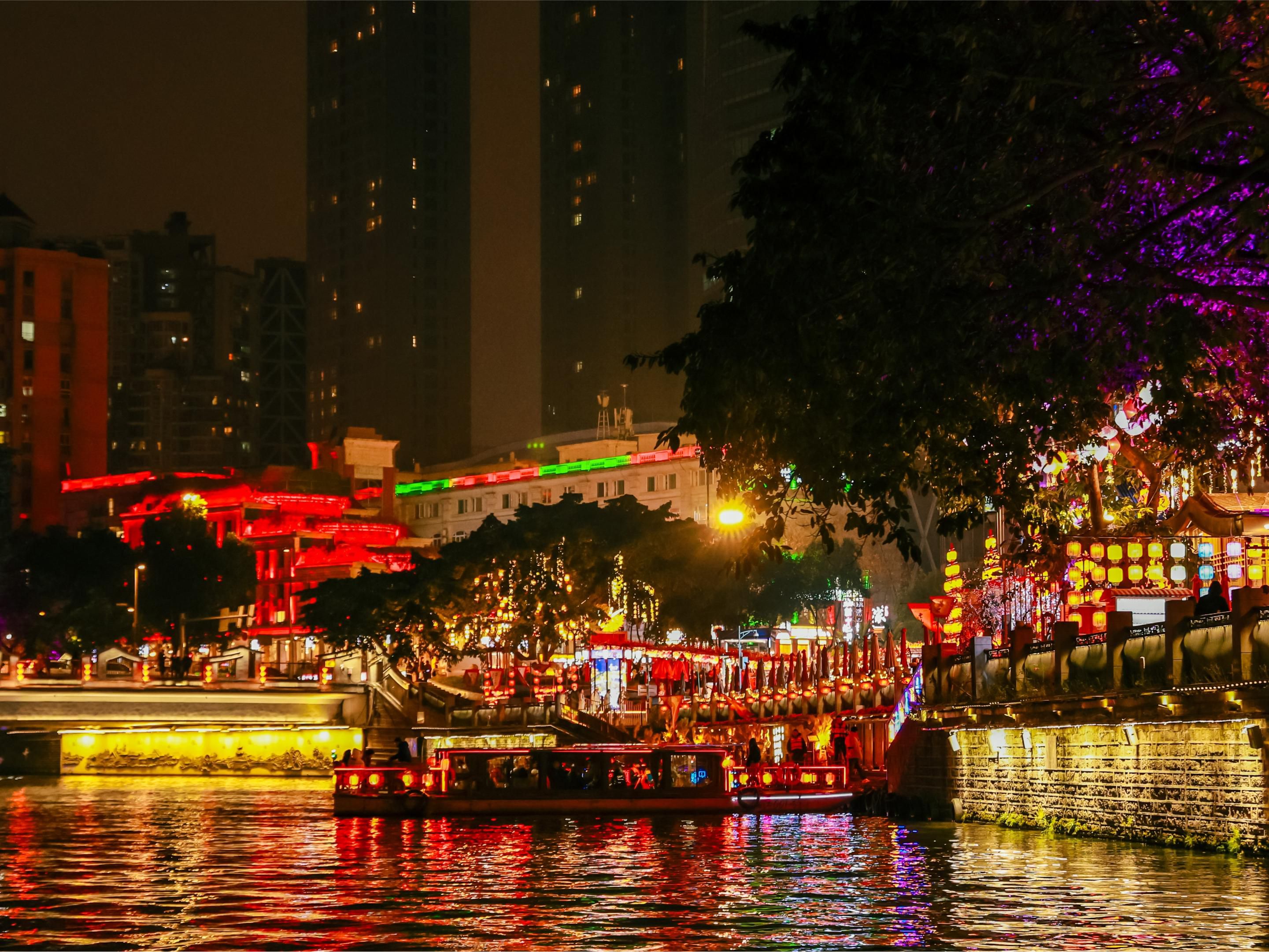 出门步行500M即可到达东门码头，乘坐游船夜游锦江，感受老成都、蜀都味。