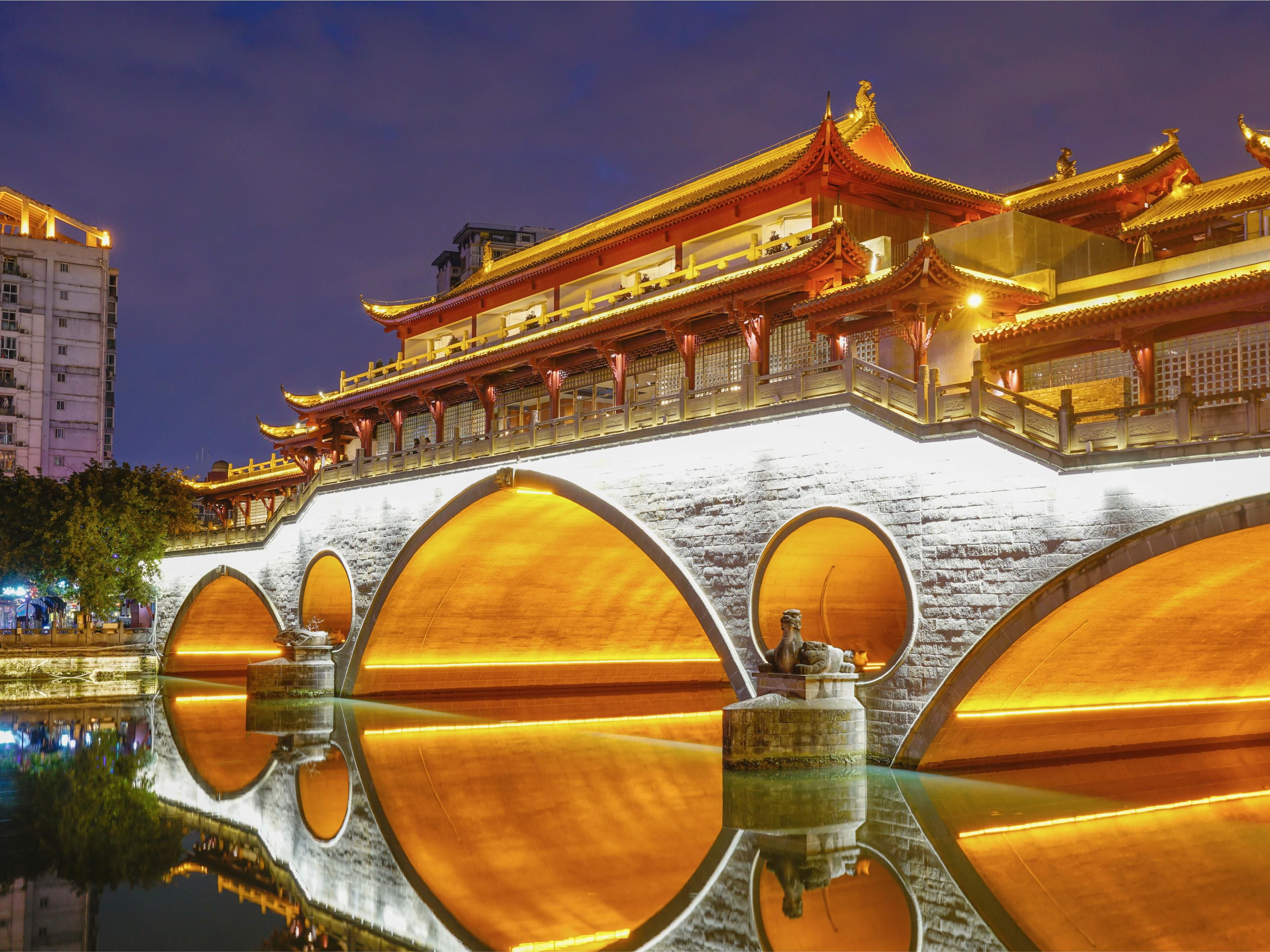 与三两好友，品一杯小酒，共赏锦江波光粼粼。