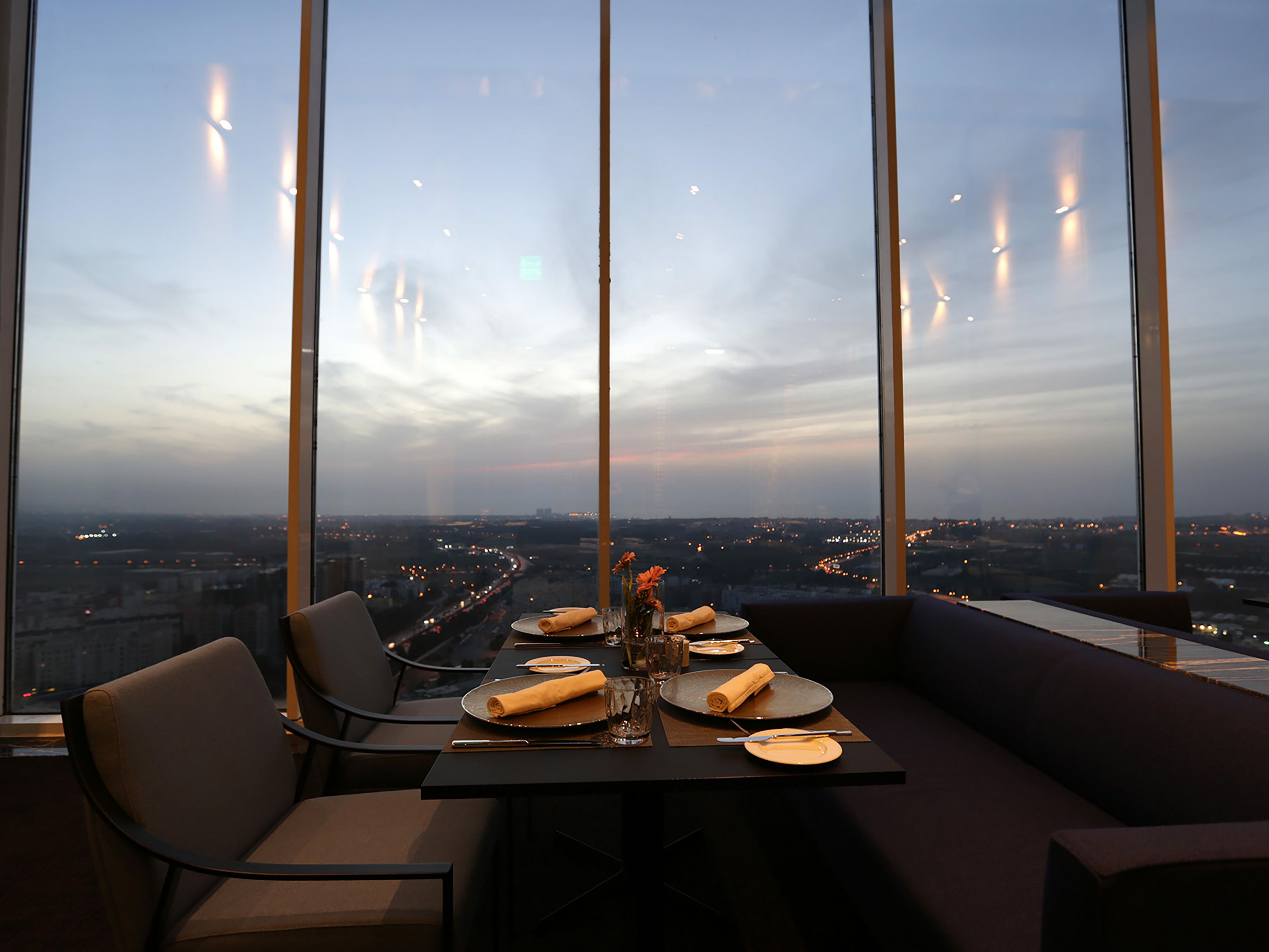 Situé à 101 mètre de hauteur, 
le restaurant Le 101, vous assure une expérience gustative unique accompagnée d’une vue imprenable. 
