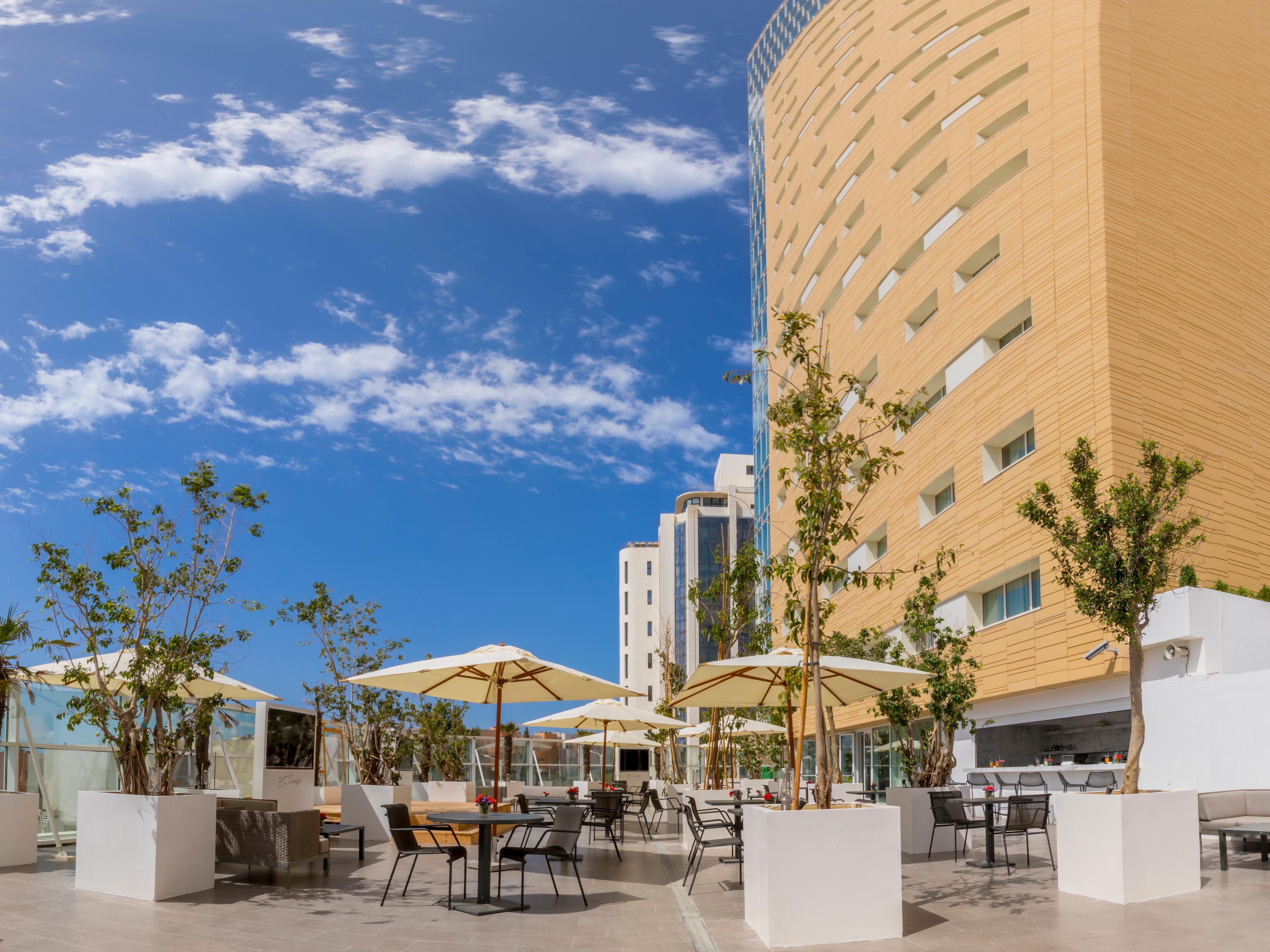 With friends, after a long day of work, take advantage of the warm evenings of the summer season to recharge your batteries at La Terrasse.
Opening time from 3 pm to 11 pm.