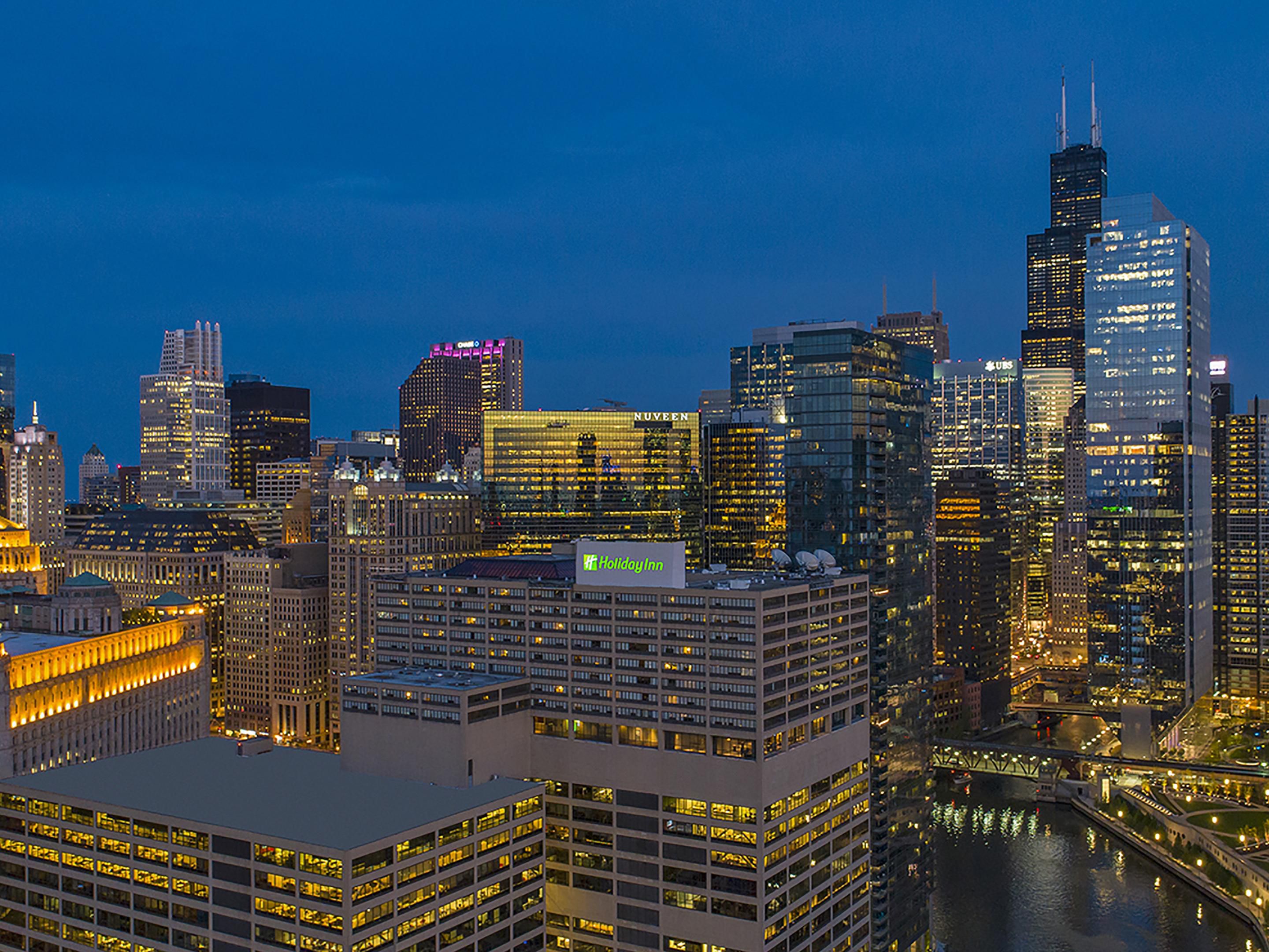 Our River North hotel features skyline and Chicago River views 