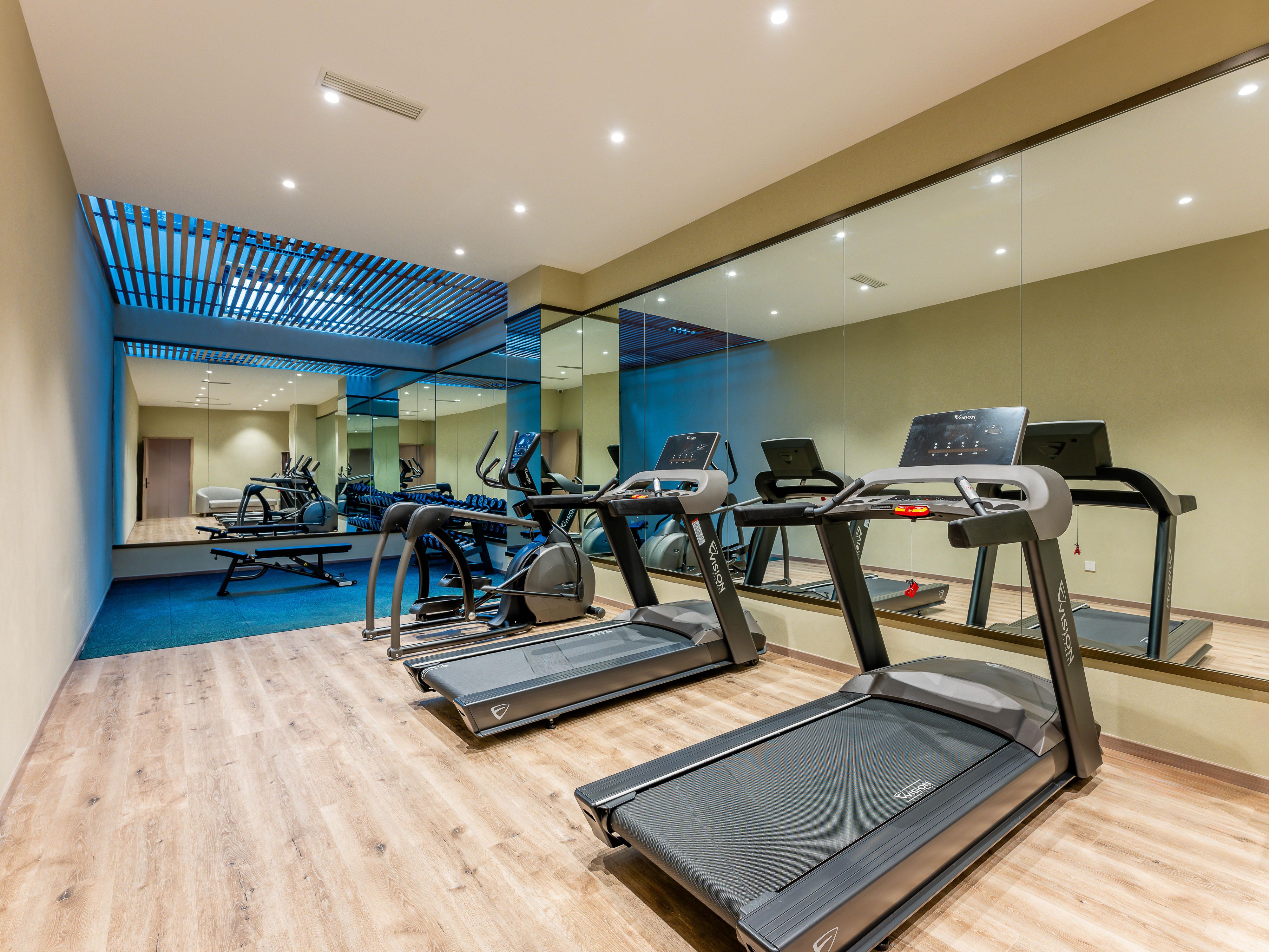 健身房位于酒店一楼，供住店的客人免费使用。半露天设计，配备设施齐全的健身设备：跑步机、椭圆机、哑铃等。