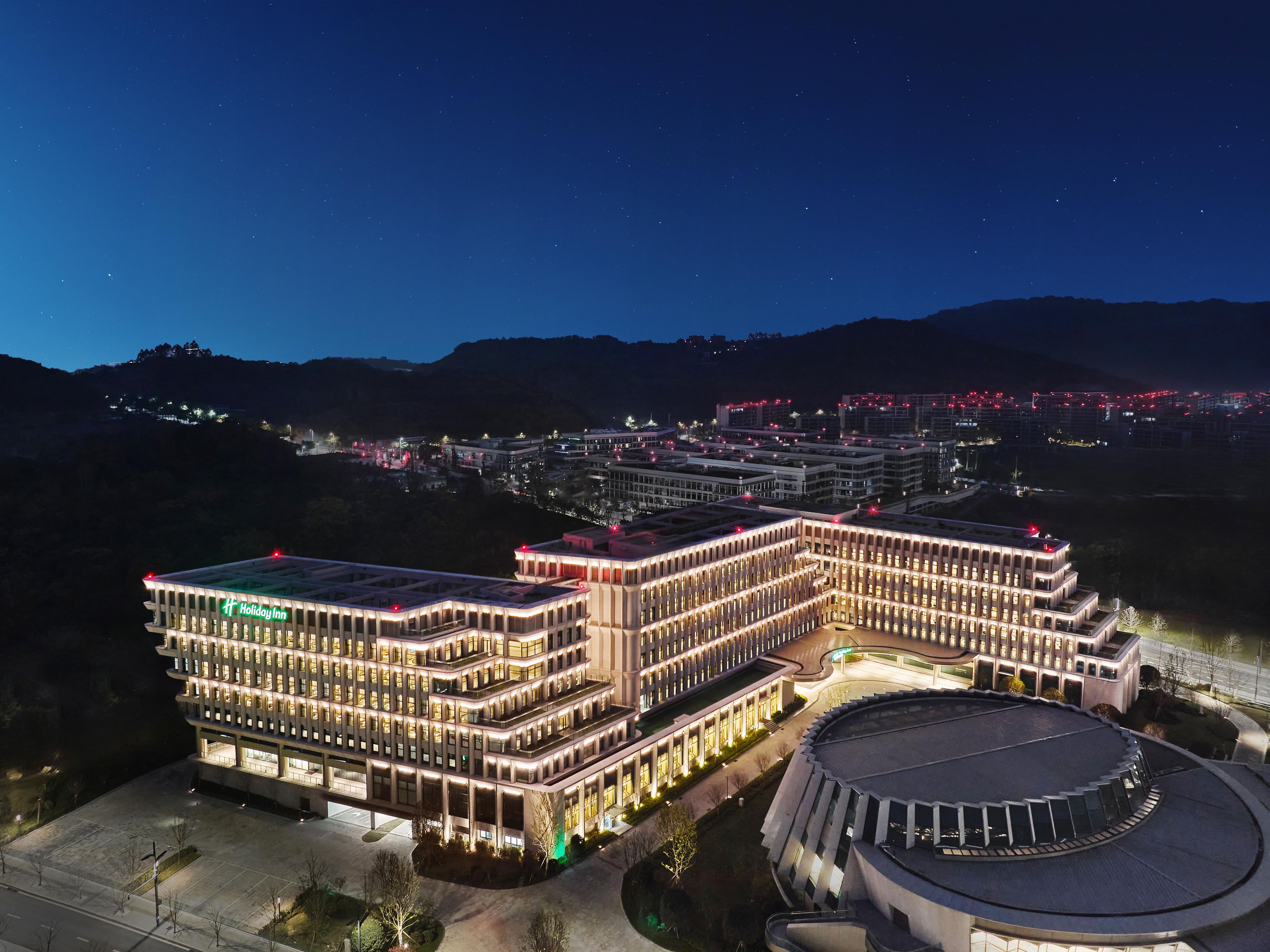 重庆科学会堂假日酒店邻近中国重庆·科学会堂，方便往来会议客人直达科学会堂会议厅。