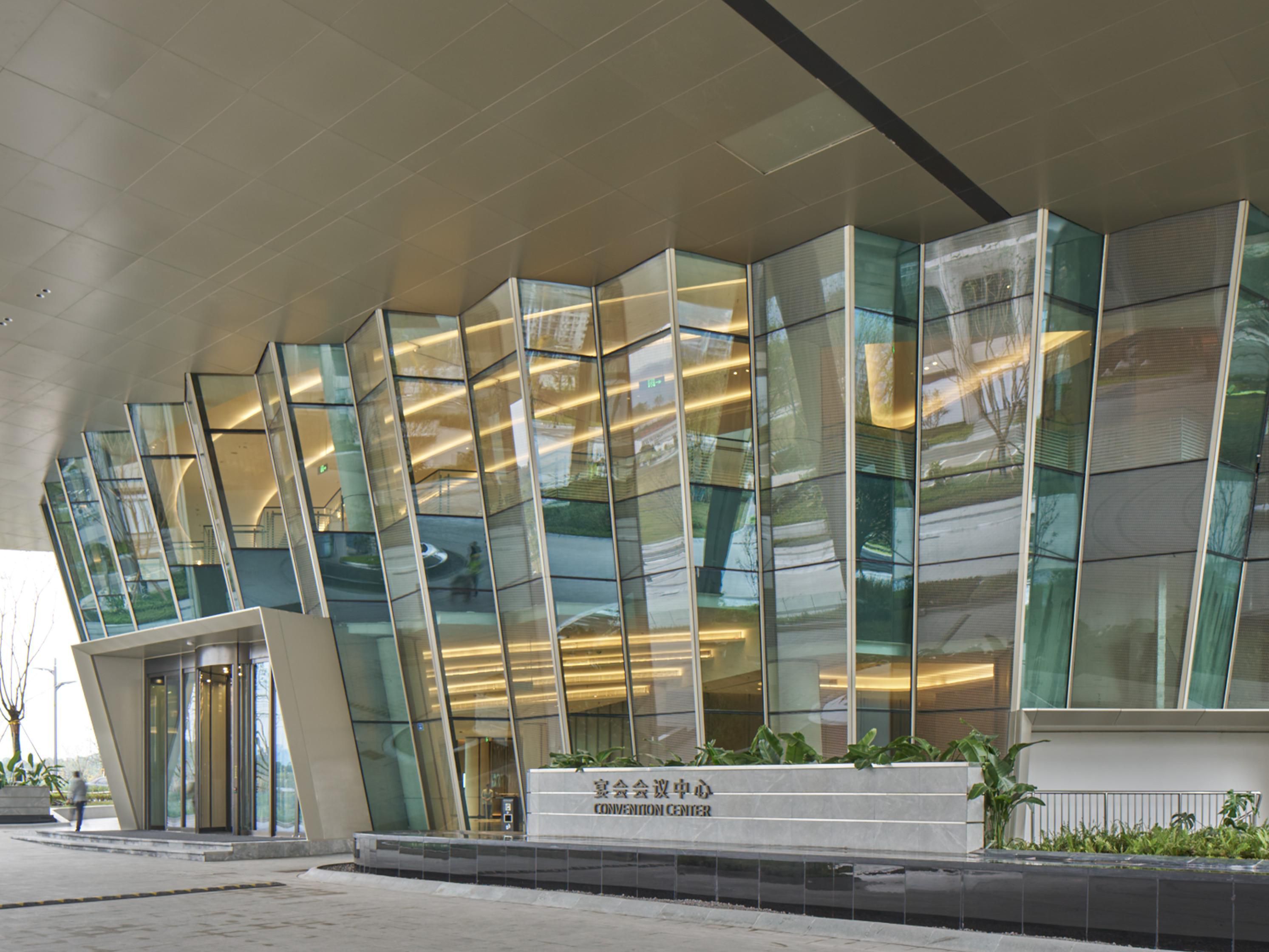 宴会会议中心设计源自重庆山石堆叠的自然形态，结合热情奔放的巴舞，来演绎古典的美感。宴会会议中心上下两层，总面积达5,300平方米，800平方米的无柱式大宴会厅及6个多功能会议室，会议室均配备现代化视听设备及辅助设施，为您及宾客打造一个成功的会务体验。