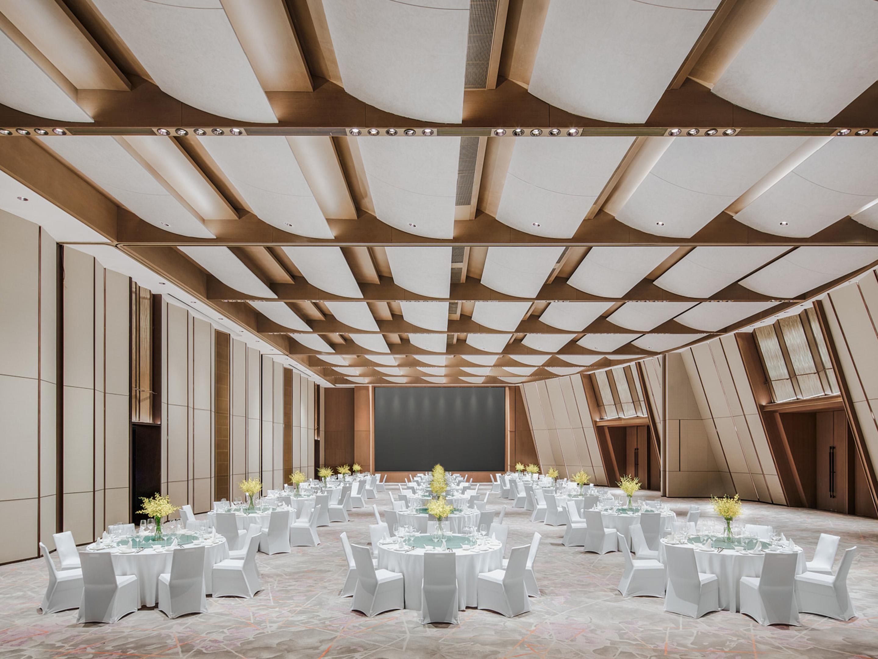 酒店拥有5300平方米的宴会会议中心，412间舒适的客房。是您理想的活动举办地。