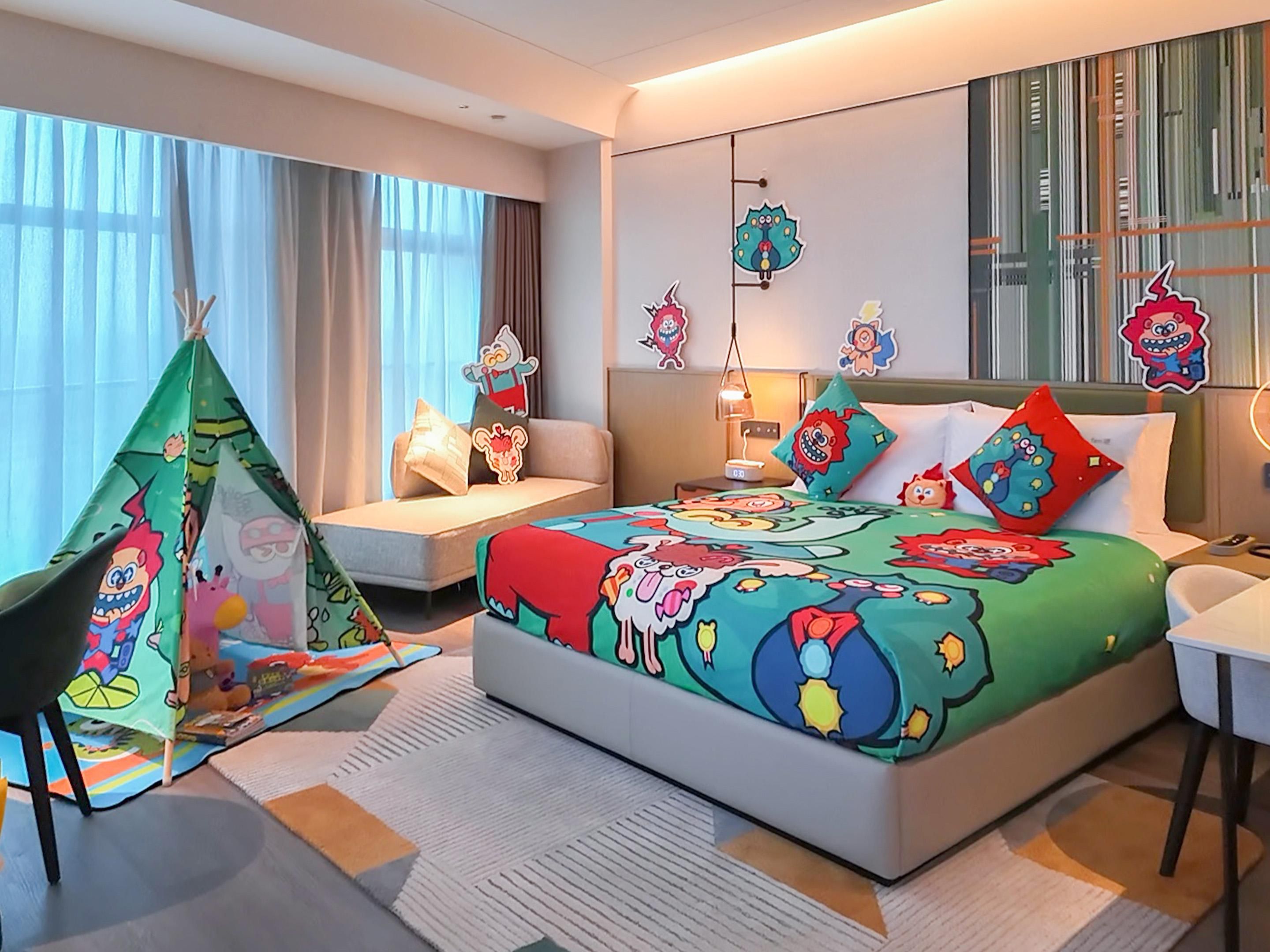 在这片充满想象与乐趣的空间里，我们携手神秘的外星小神兽，为孩子们打造了一个既奇幻又富有教育意义的世界。每间亲子房都融入了儿童心理学的智慧，精心设计了互动游戏和成长任务，旨在通过陪伴和引导，激发孩子们的自我激励和成长潜力。