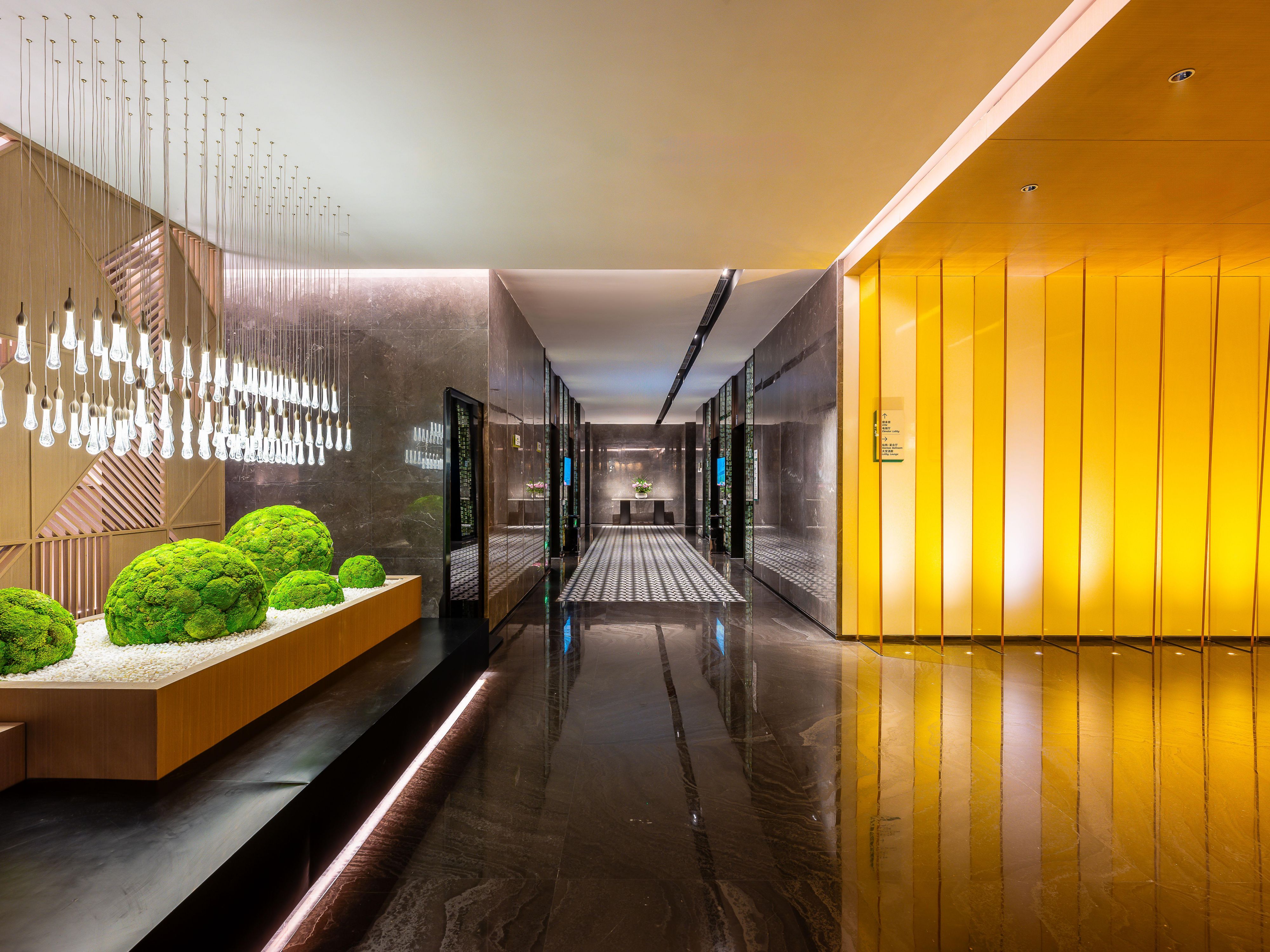 The design concept of  Holiday Inn Chongqing Data Valley follows the philosophy of “Zen”. The exterior of the hotel presents a metallic texture, which is in line with the high-tech style of Data Valley.