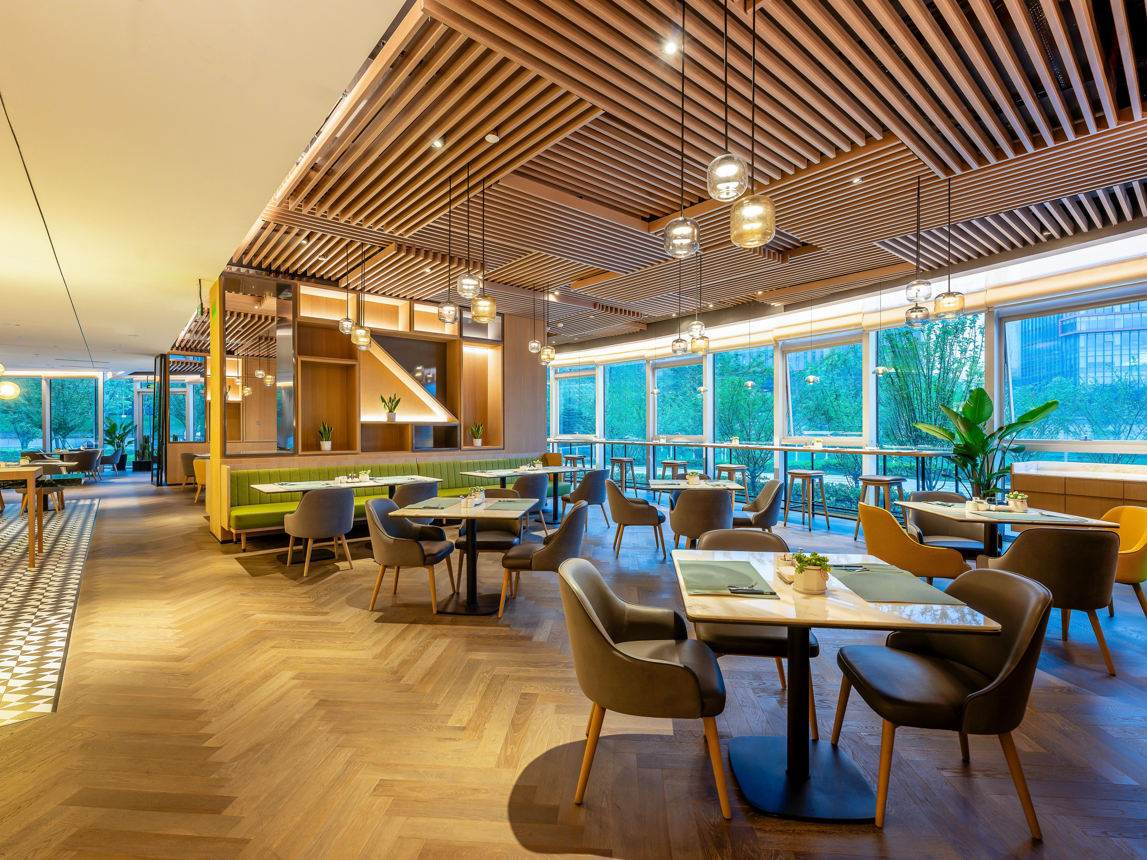 The hotel's chef team at cloudy lake restaurant selects seasonal ingredients according to seasonal changes to create tongue-tickling cuisine for guests, and the hotel is also equipped with Starbucks coffee service, allowing people to enjoy the time of relaxation brought by the space.