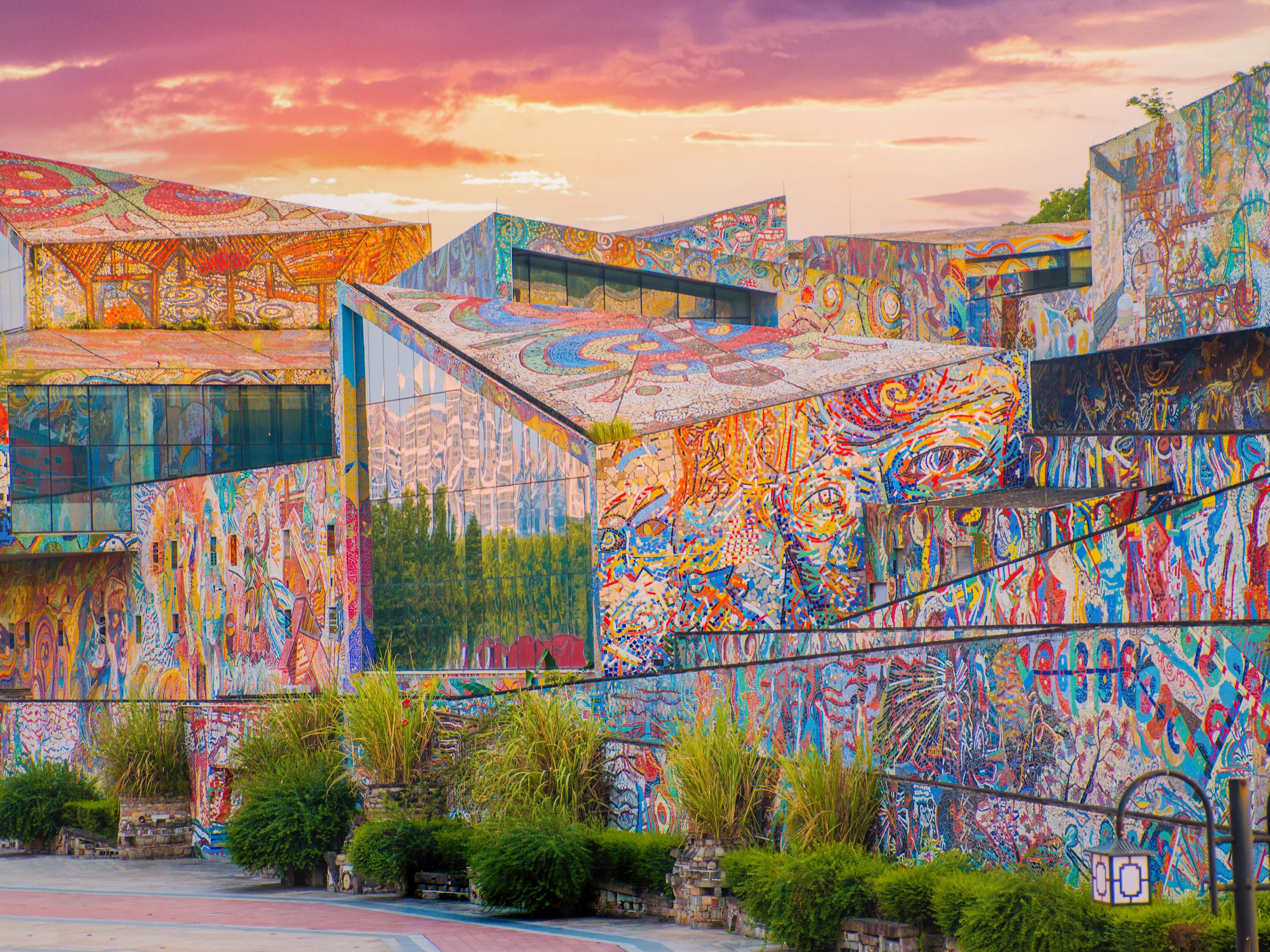 The art museum spans an area of 23,700 square meters, designed in a courtyard-style architectural ensemble. Its exterior walls are adorned with a mosaic of shattered tiles, forming a vivid and avant-garde pattern, brimming with personality and a fashionable artistic vibe.
