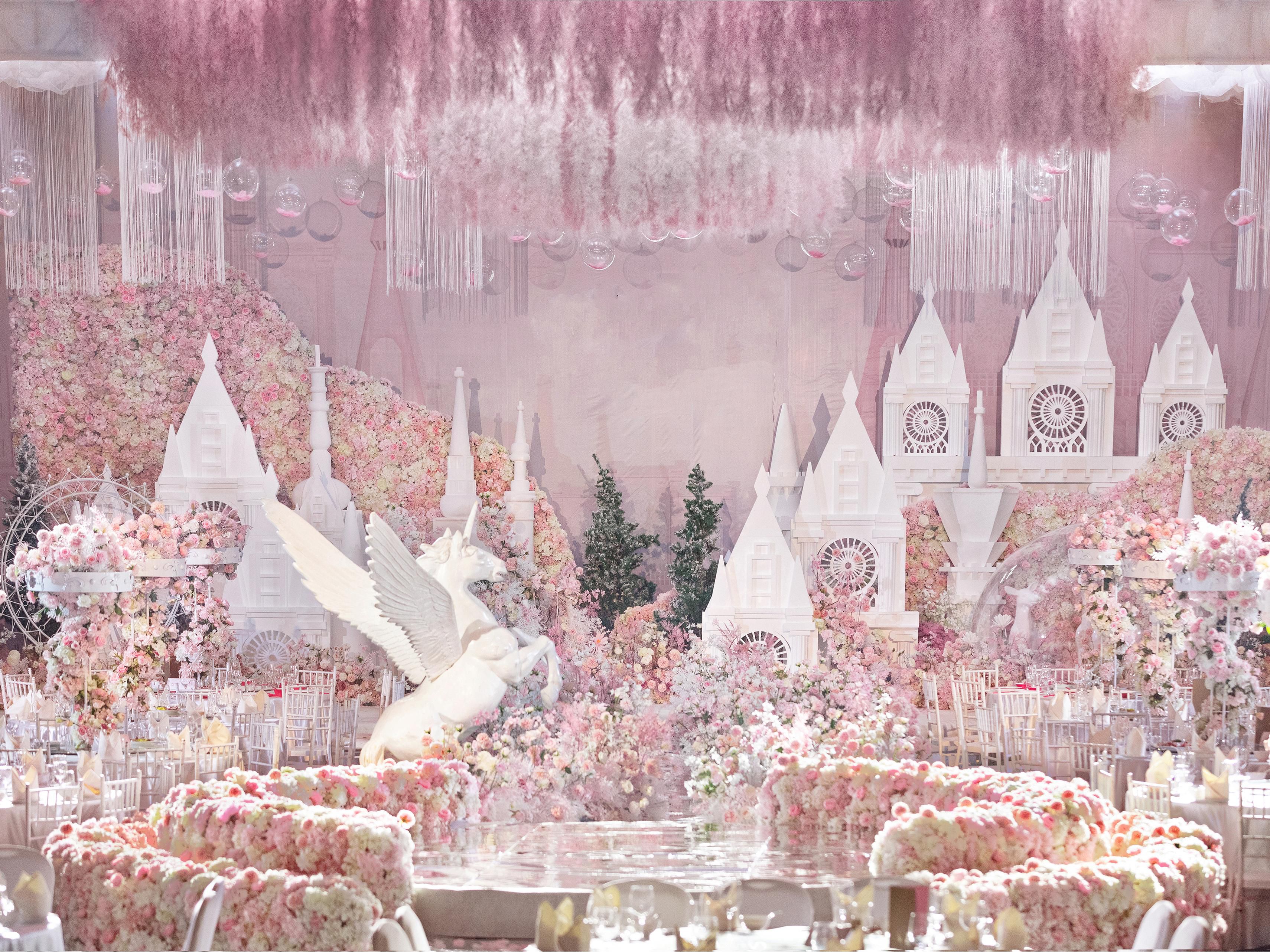 酒店拥有无柱宴会厅近945平米和 9 间会议室，设有独立新娘化妆间，配备880平方米的独立户外草坪。