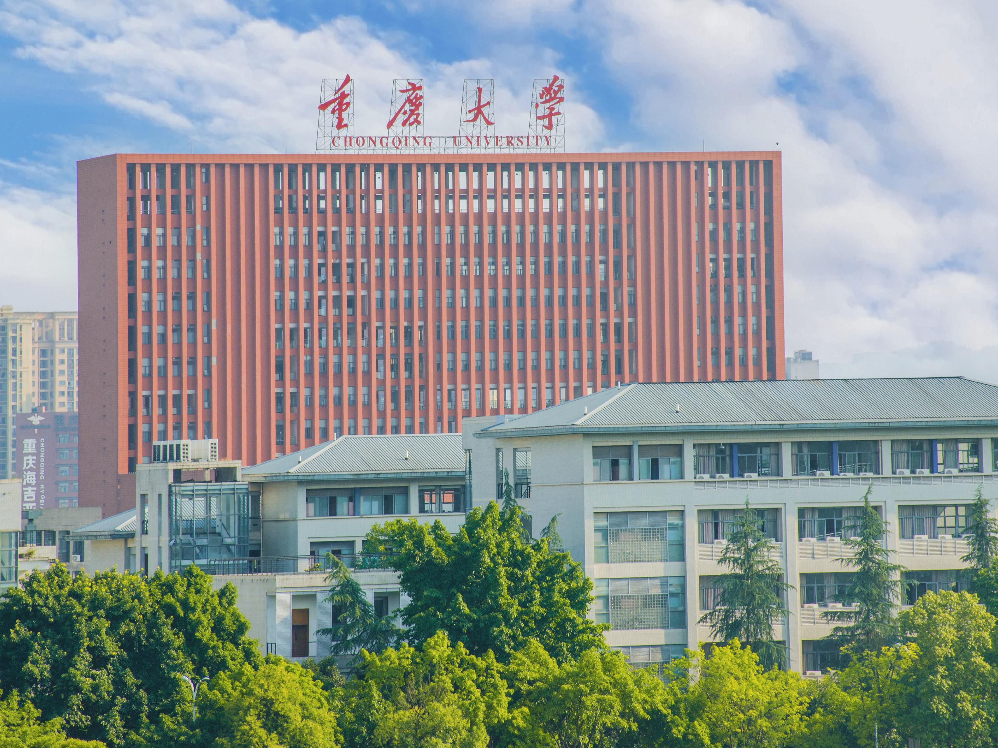 Standing in the hotel room you can see the gymnasium, playground and teaching buildings of Chongqing University.