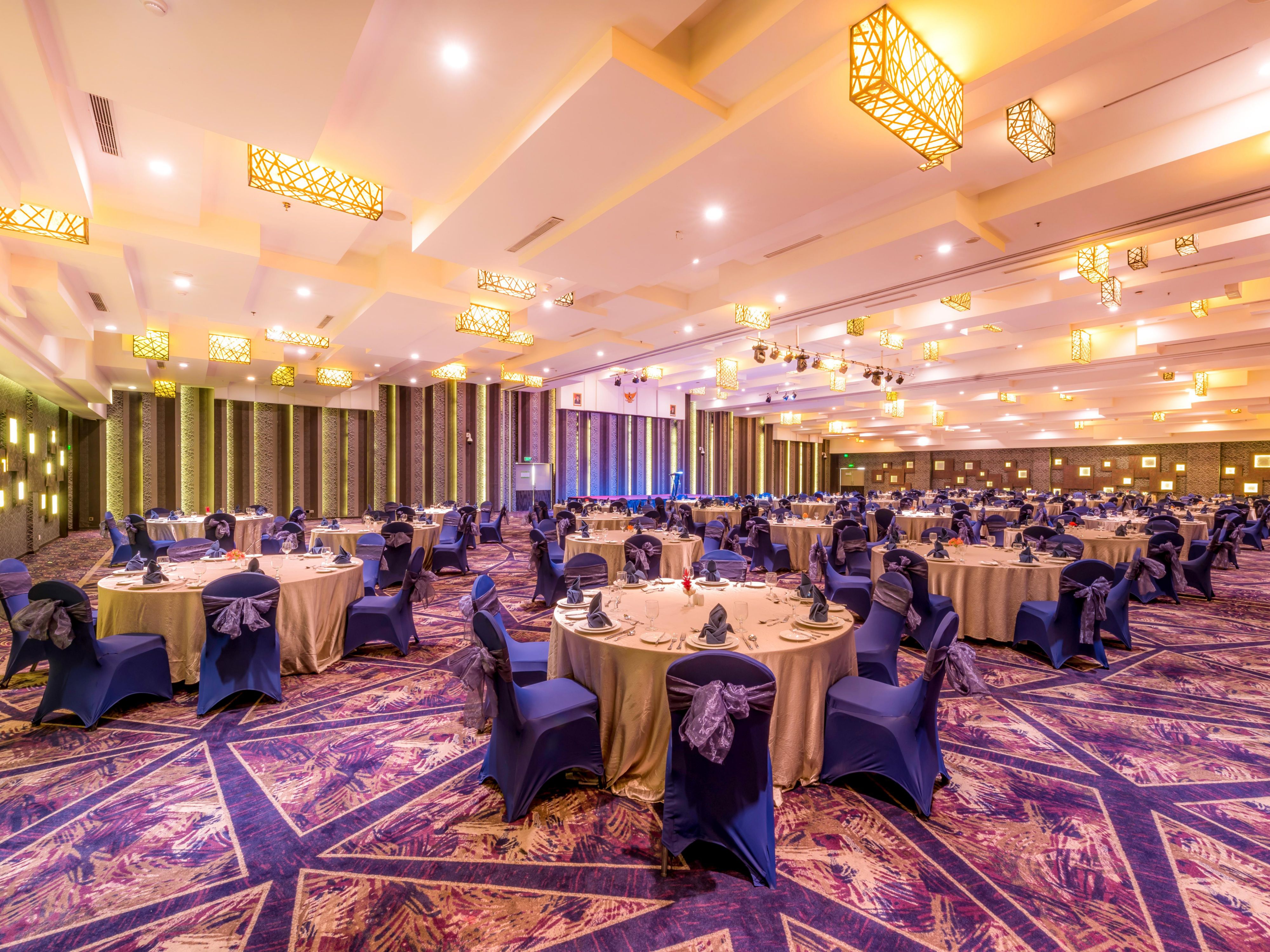 Enter a world of elegance and sophistication with our luxury wedding themes. 
Choose from the pillarless ballroom and the spacious foyer that seats up to 1000 or 1600 guest perfectly. A perfect venue for the traditional wedding, chinese or International wedding