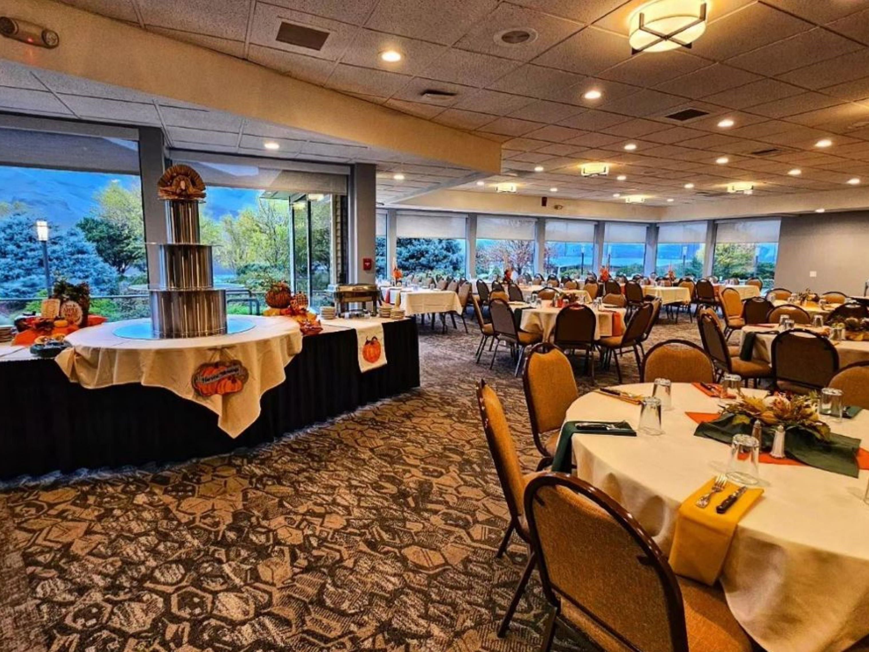With 6,867 square feet of flexible event space and seven versatile meeting rooms, Holiday Inn Clarkston - Lewiston is the perfect venue for your next event. From business meetings to social gatherings, our spacious facilities overlooking Snake River can accommodate gatherings of all sizes. Let's craft memorable moments together.
