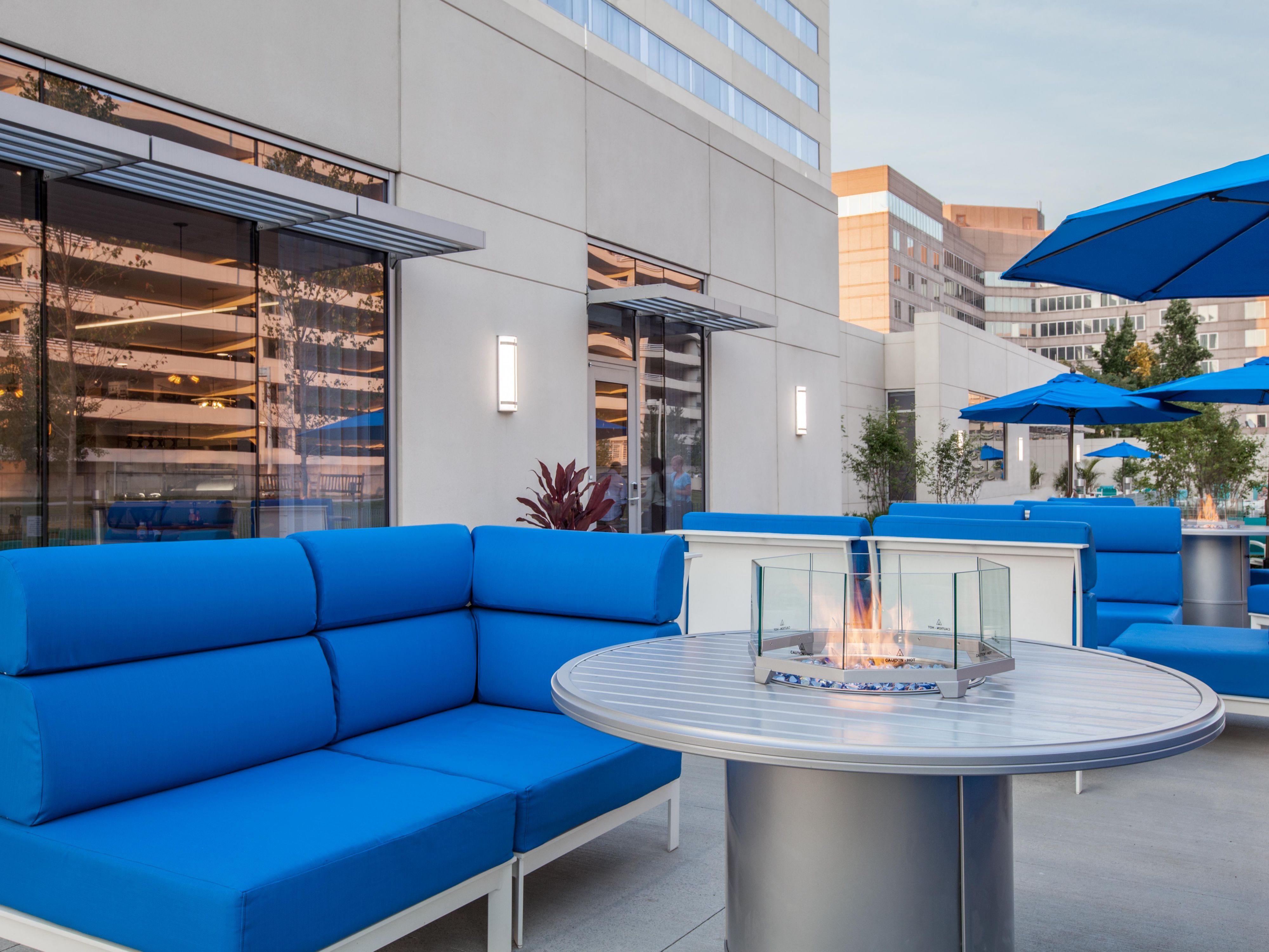 Moce Cafe and Bar serves breakfast, lunch and dinner daily. Unwind and relax on our outdoor patio with specials from the Moce Bar. American and European cuisine features a variety of entrees, brick oven pizzas, gourmet burgers and steaks all served in a sleek, contemporary setting.