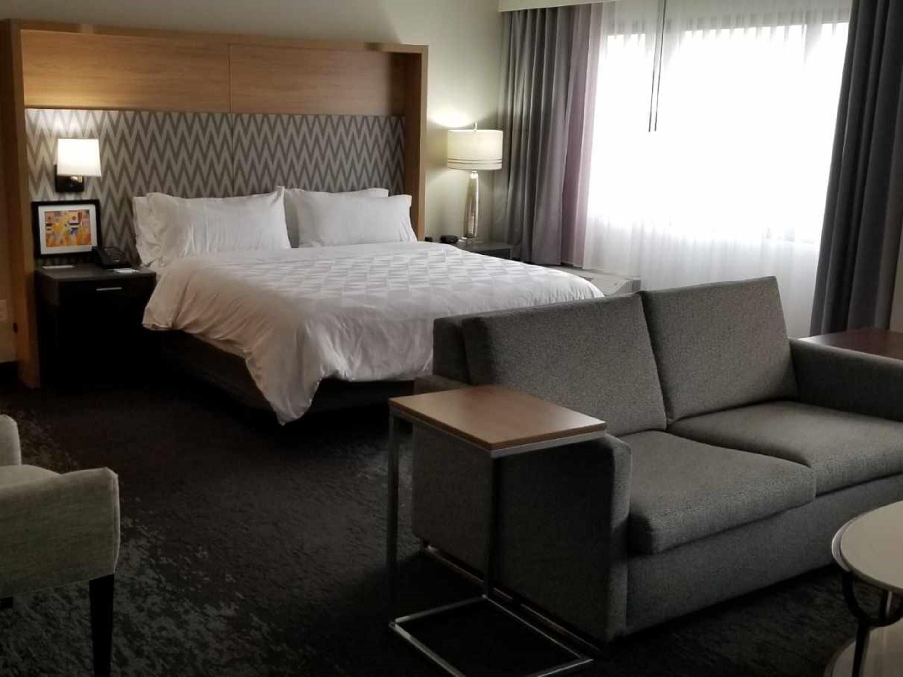 Take advantage of exclusive government rates when visiting Washington, DC. Our hotel offers discounted stays plus free breakfast near major government offices, including the USDA, FDA, Adelphi Laboratory, and the National Agricultural Library. Enjoy comfortable accommodations, a prime location, and special savings designed for government employees.