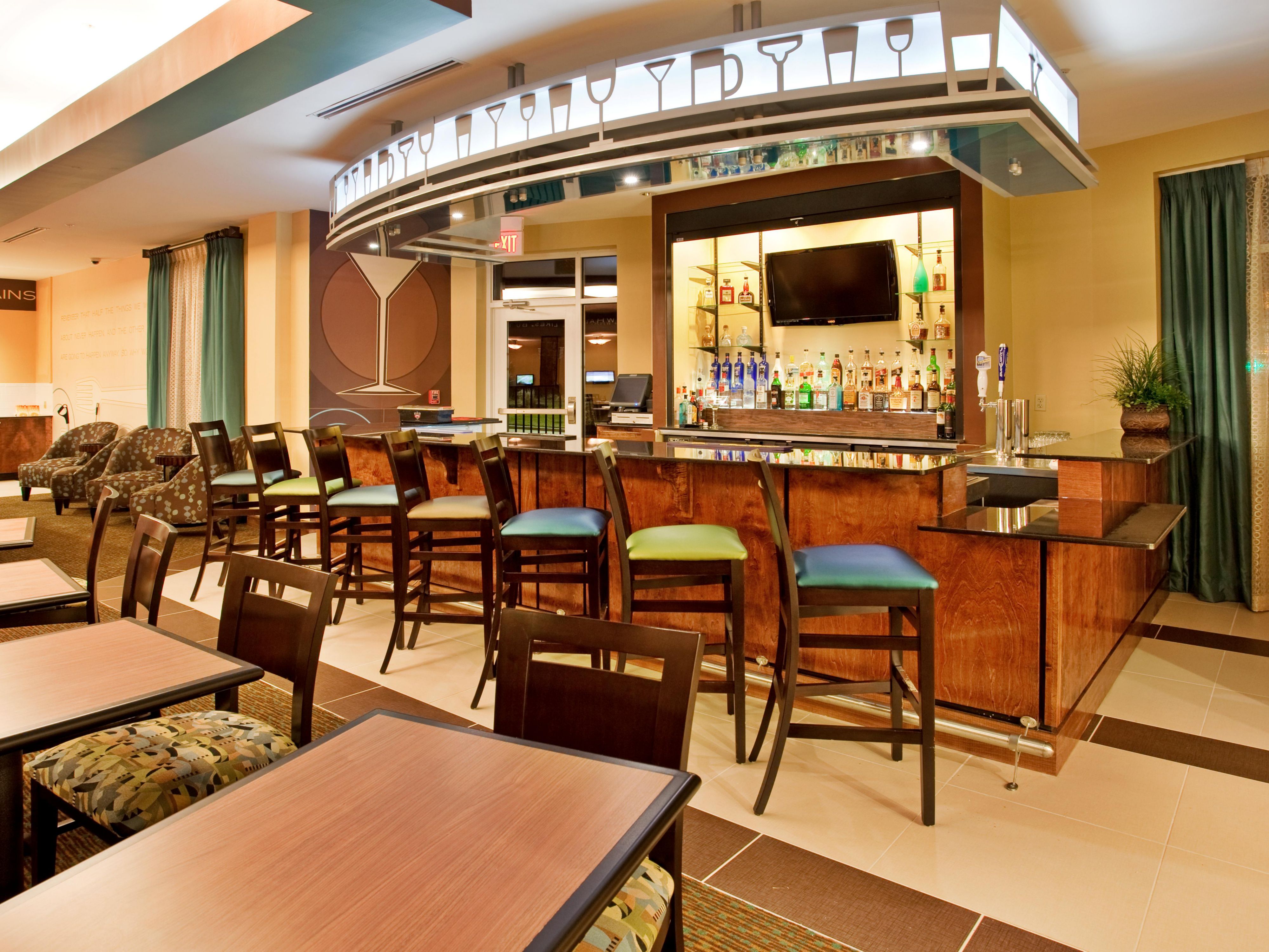 Begin and end your day with a mouthwatering meal at Kem's Restaurant, featuring great American cuisine for breakfast and dinner. With an HDTV in each booth and incredible dishes, such as a grilled salmon fillet with citrus butter, Kem's is sure to please.