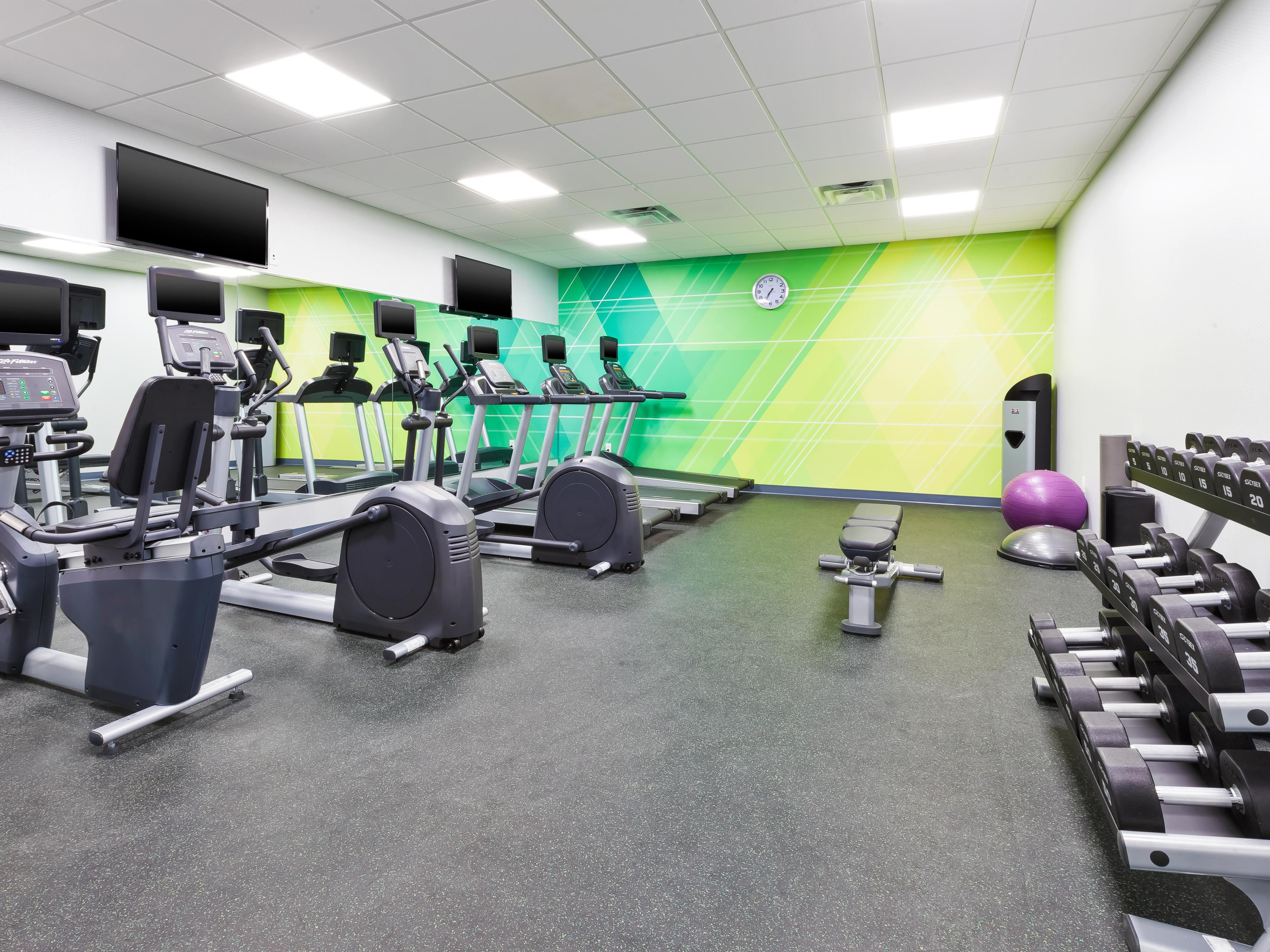 Stay active and energized in our fully equipped Fitness Center, open daily from 6:00 AM to 11:00 PM.  Whether you prefer a cardio workout or a strengthening session with free weights, we provide everything you need for a satisfying exercise experience.