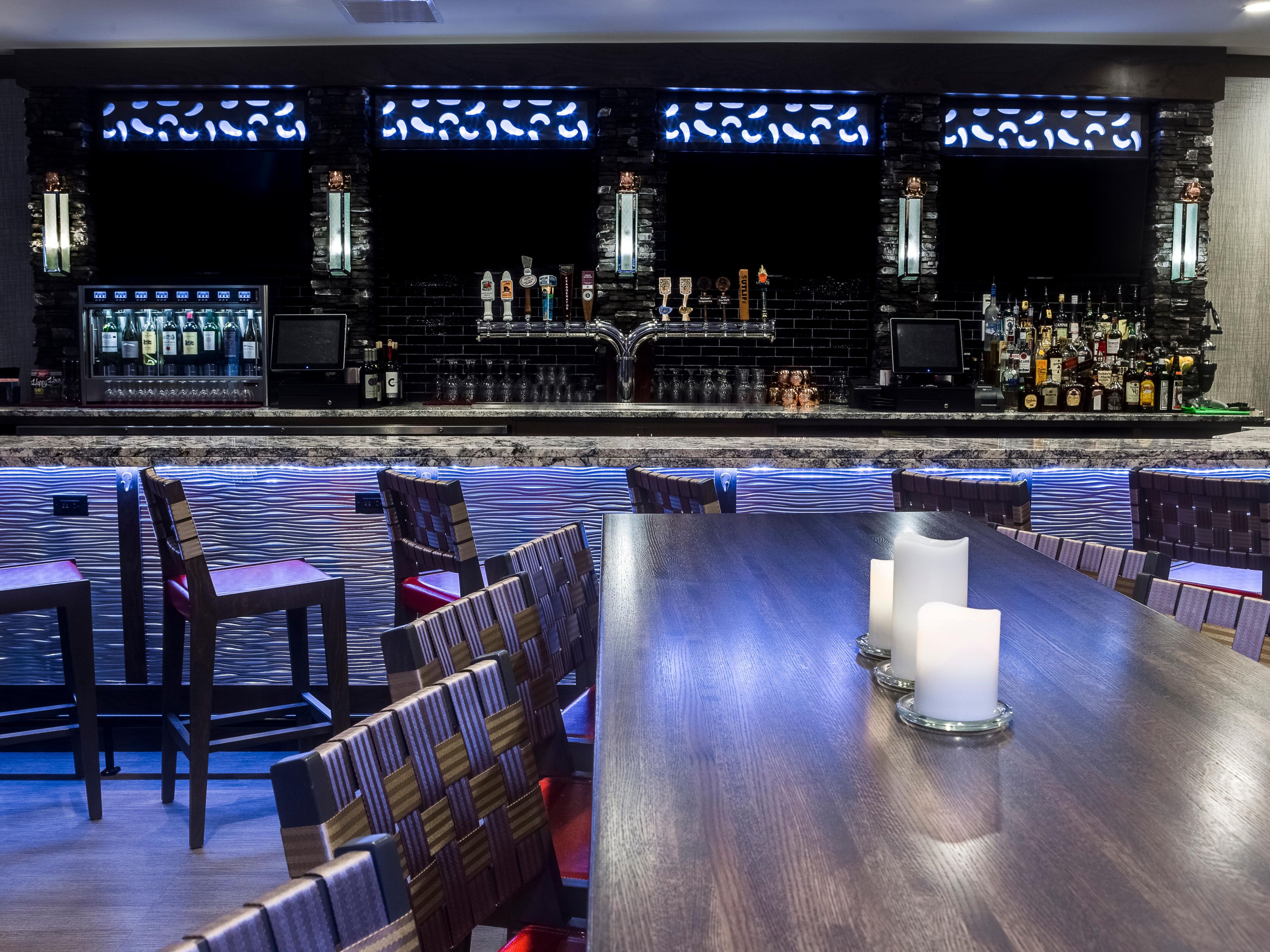 You don’t have to leave the Holiday Inn for comforting American cuisine prepared with high-quality ingredients. Our on-site restaurant, Twelve01 Kitchen and Tap, serves satisfying Midwestern dishes for breakfast, lunch, and dinner in a relaxed setting. 