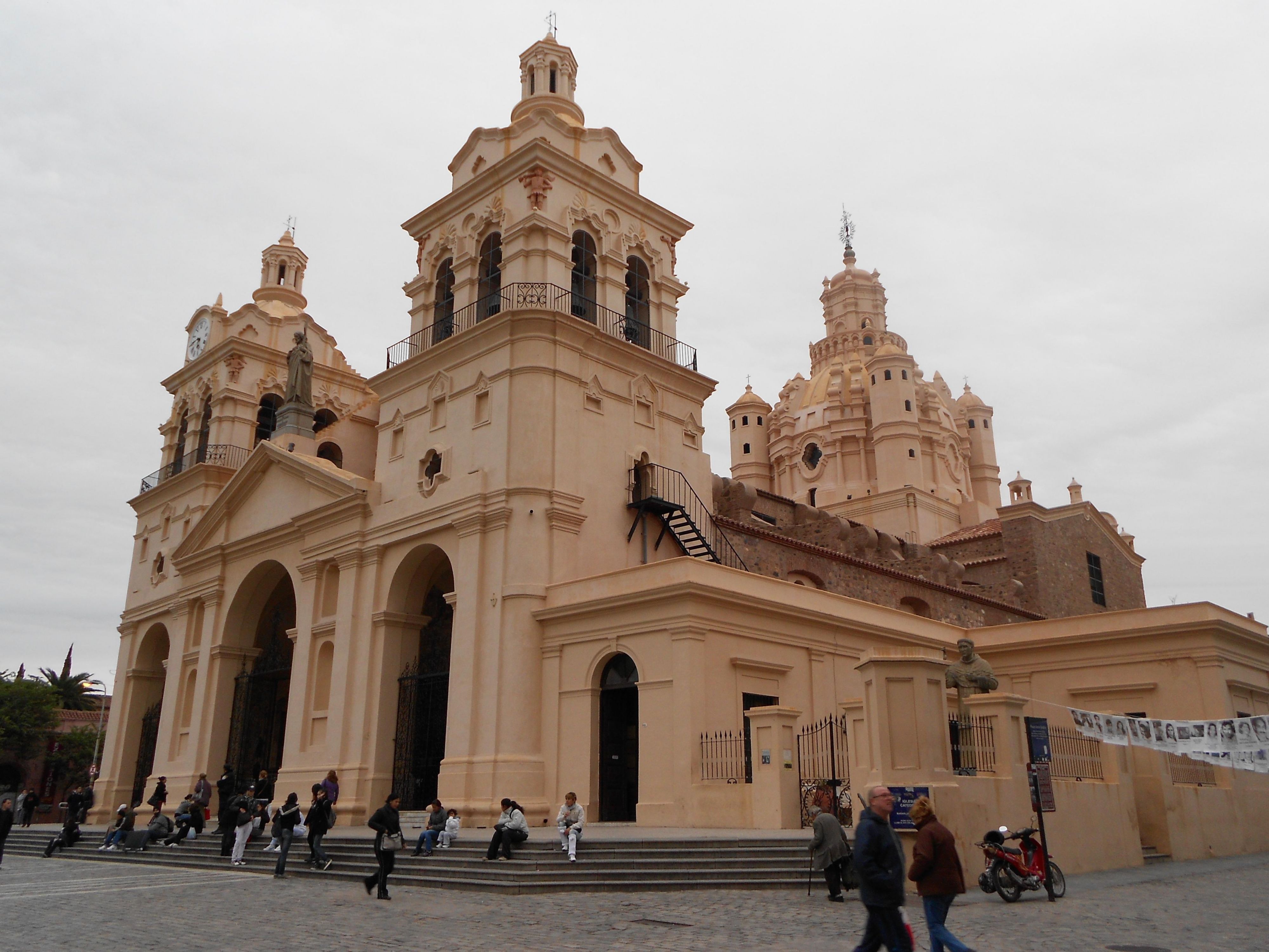 Just 20 minutes from the hotel, discover the heart of Córdoba Capital with must-see attractions such as the Jesuit Block, Plaza San Martín, and the majestic Cathedral. Walk along the Paseo del Buen Pastor and immerse yourself in the city's rich history and culture. A unique experience you can't miss!