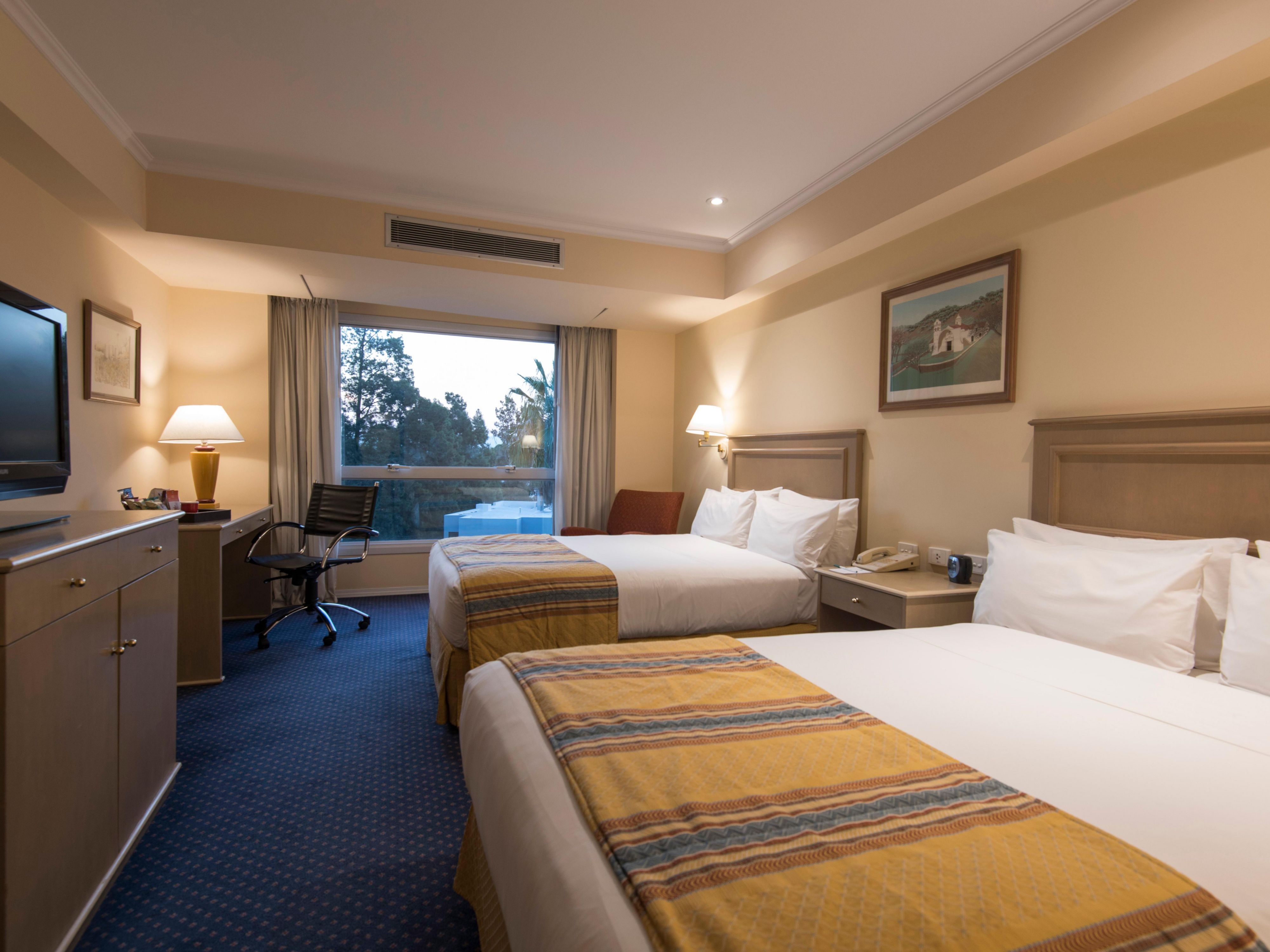 Our rooms are perfect for families. They offer comfortable beds, plenty of space to make everyone feel at home, and all the modern amenities you need for a relaxing stay. Enjoy free Wi-Fi, a flat-screen TV, and a cozy atmosphere where the whole family can relax after a day full of activities. The ideal choice for a family trip!