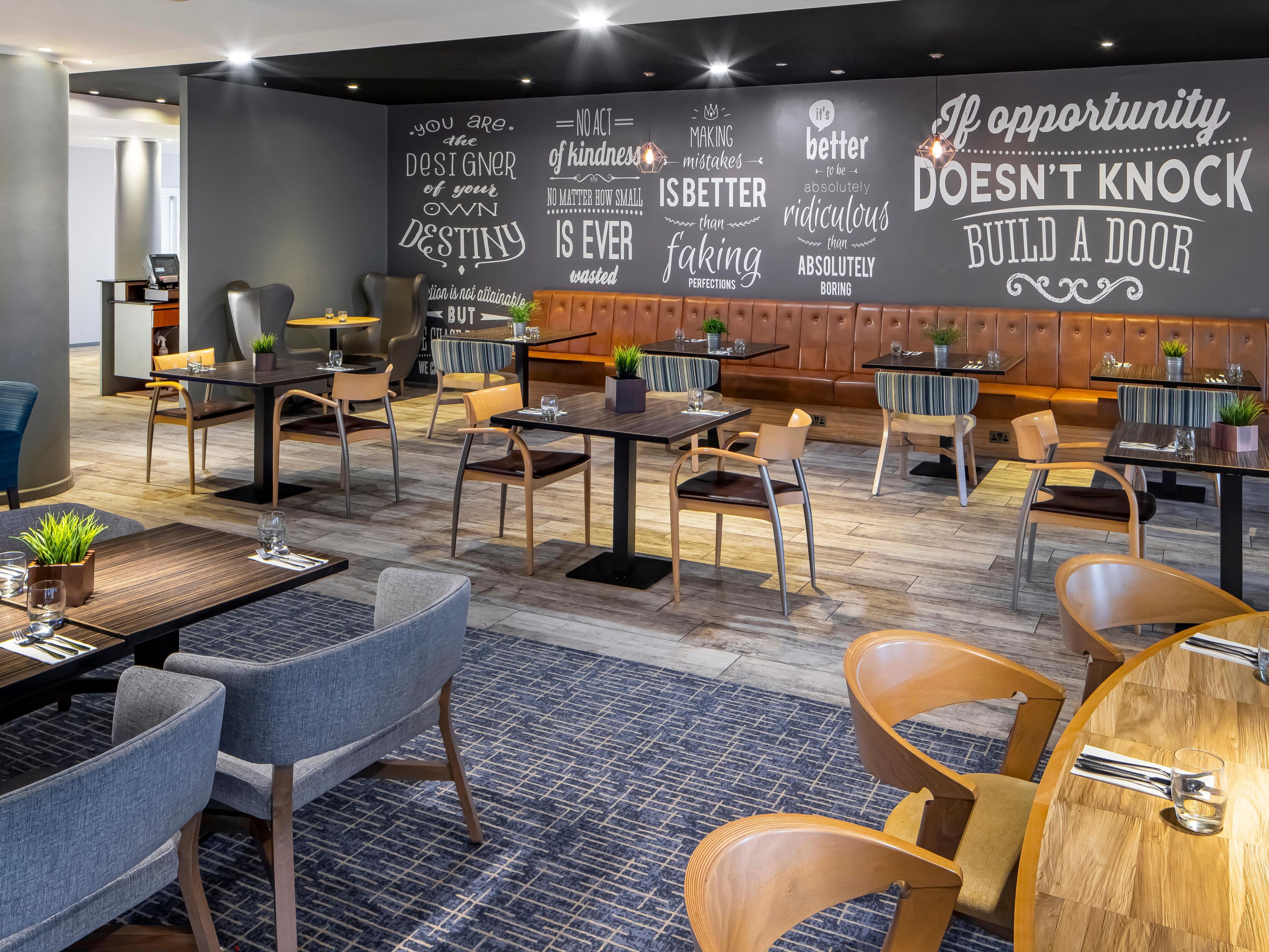 Our Open Lobby dining provides everything you could need, whether it be something from our bistro dining menu or a quick snack from the To Go Café. Eat-in or eat-out, we offer flexible dining solutions for all of our guests.