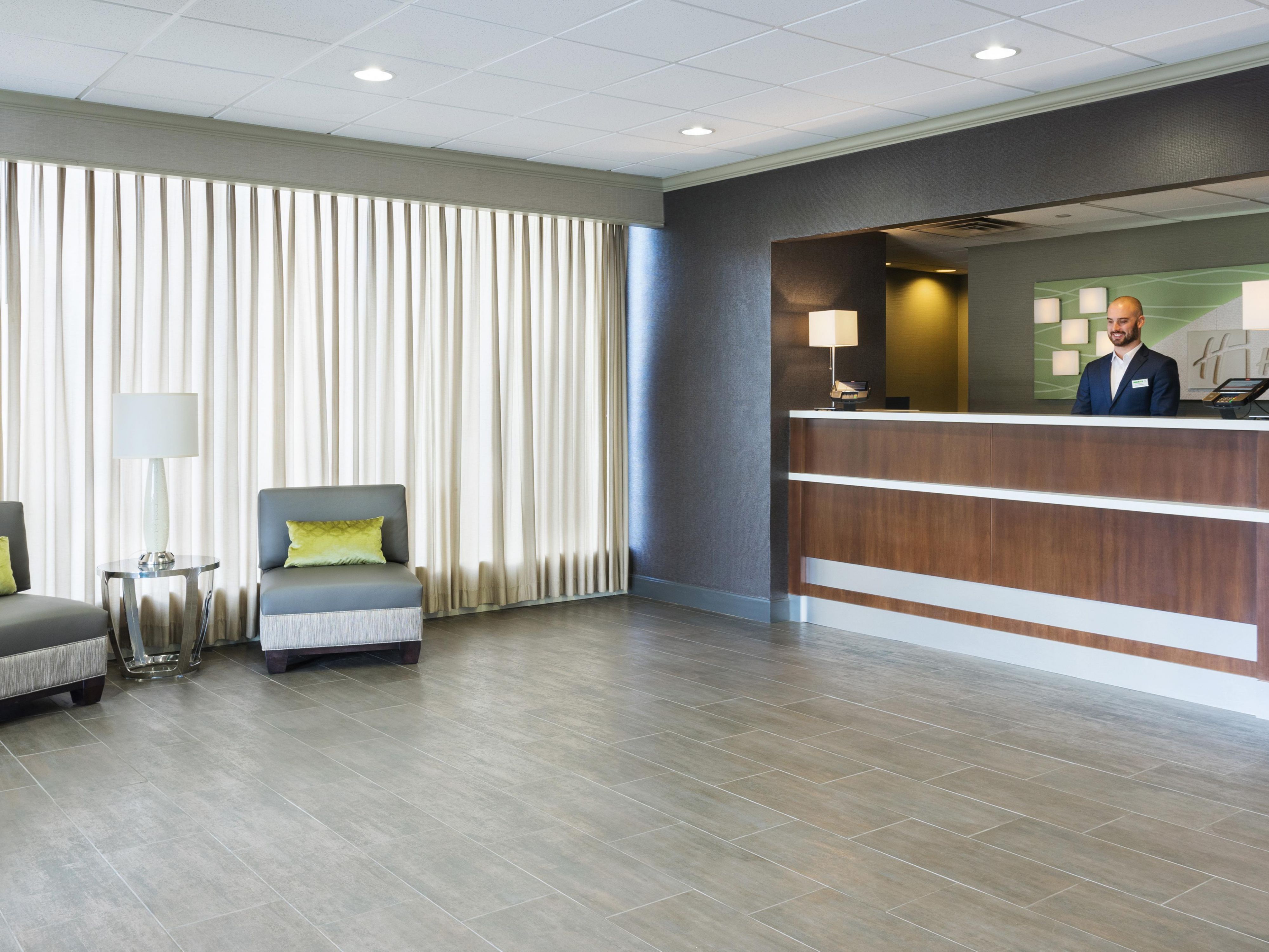 Located just minutes from Cincinnati Children’s Hospital, Holiday Inn Cincinnati Riverfront is committed to providing comfort and peace of mind during your stay. With spacious rooms, free Wi-Fi, on-site dining, and a caring team, we’re here to be your home away from home while your child receives care.