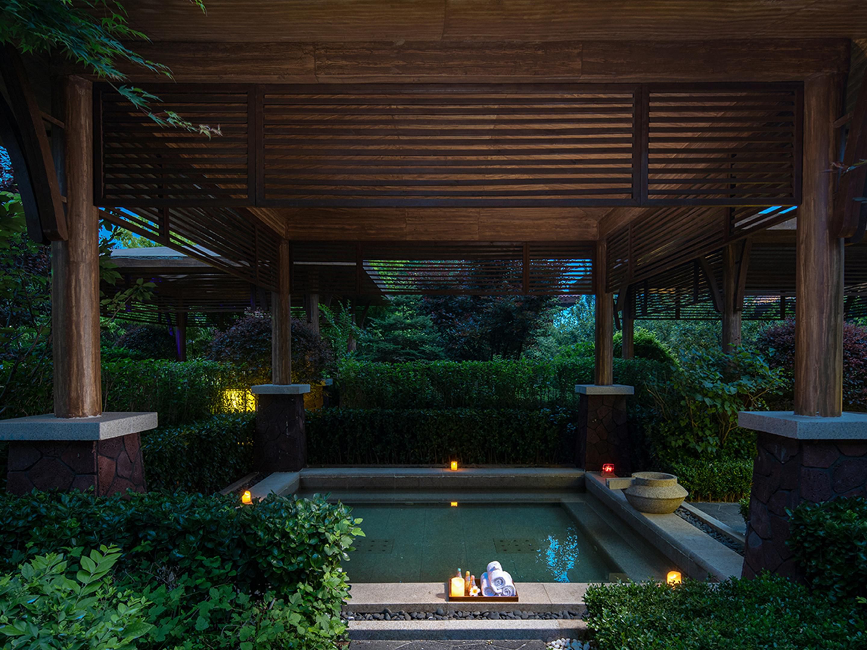 酒店引自地下2400米的温泉，富含30余种有益健康的矿物质和微量元素。67个室内和室外泡池，包括游泳池、儿童亲子馆、奇石主题区等多功能泡池。别具特色的海洋疗法中心也是您感受海水能量，焕发身心活力的港湾。