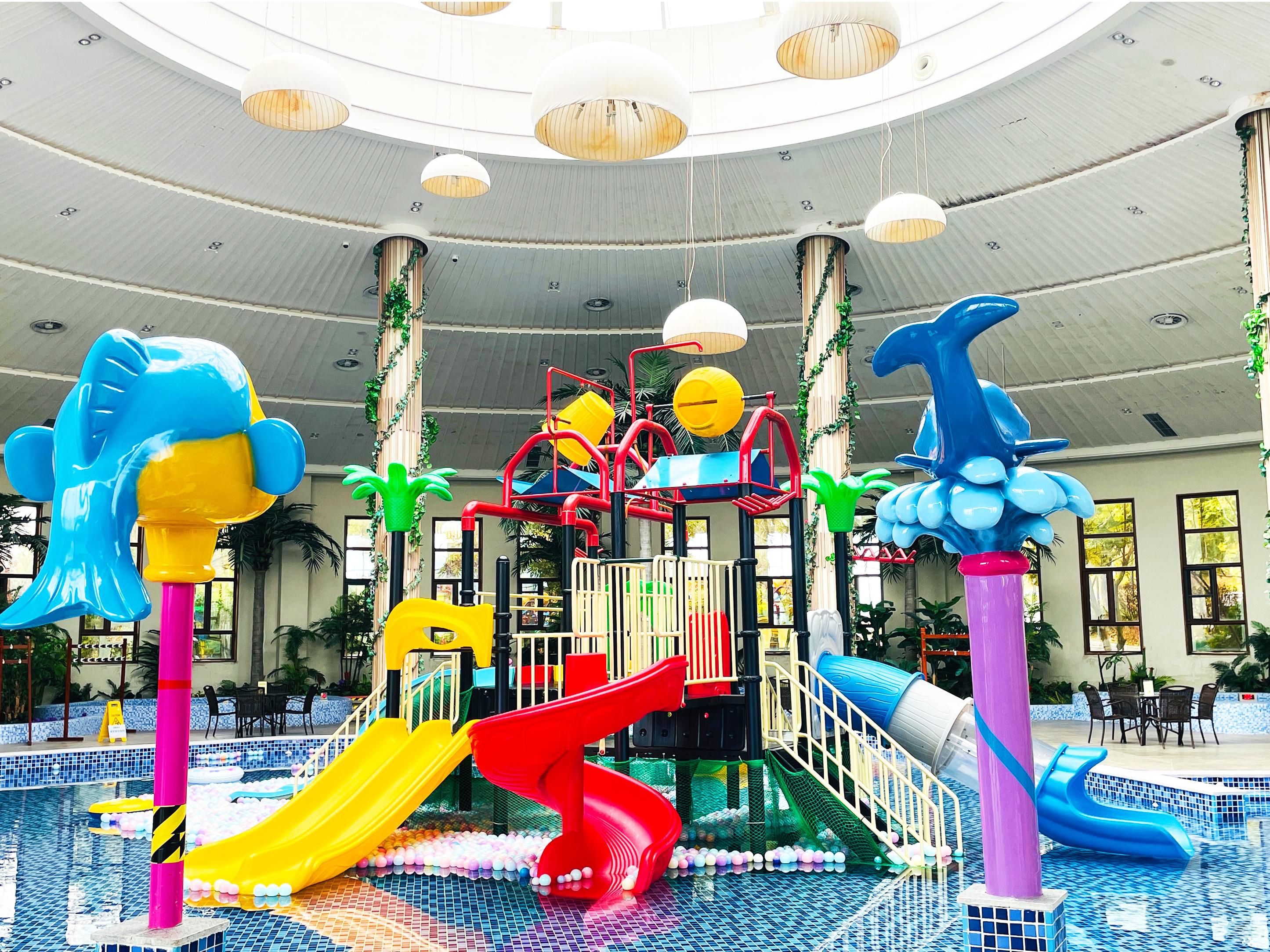 儿童亲子馆让孩子们一年四季如置身于热带岛屿般畅快玩耍。五颜六色的海洋球、缤纷各异的温泉池，不同温度的戏水池，皆为亲子时光增添色彩与乐趣。