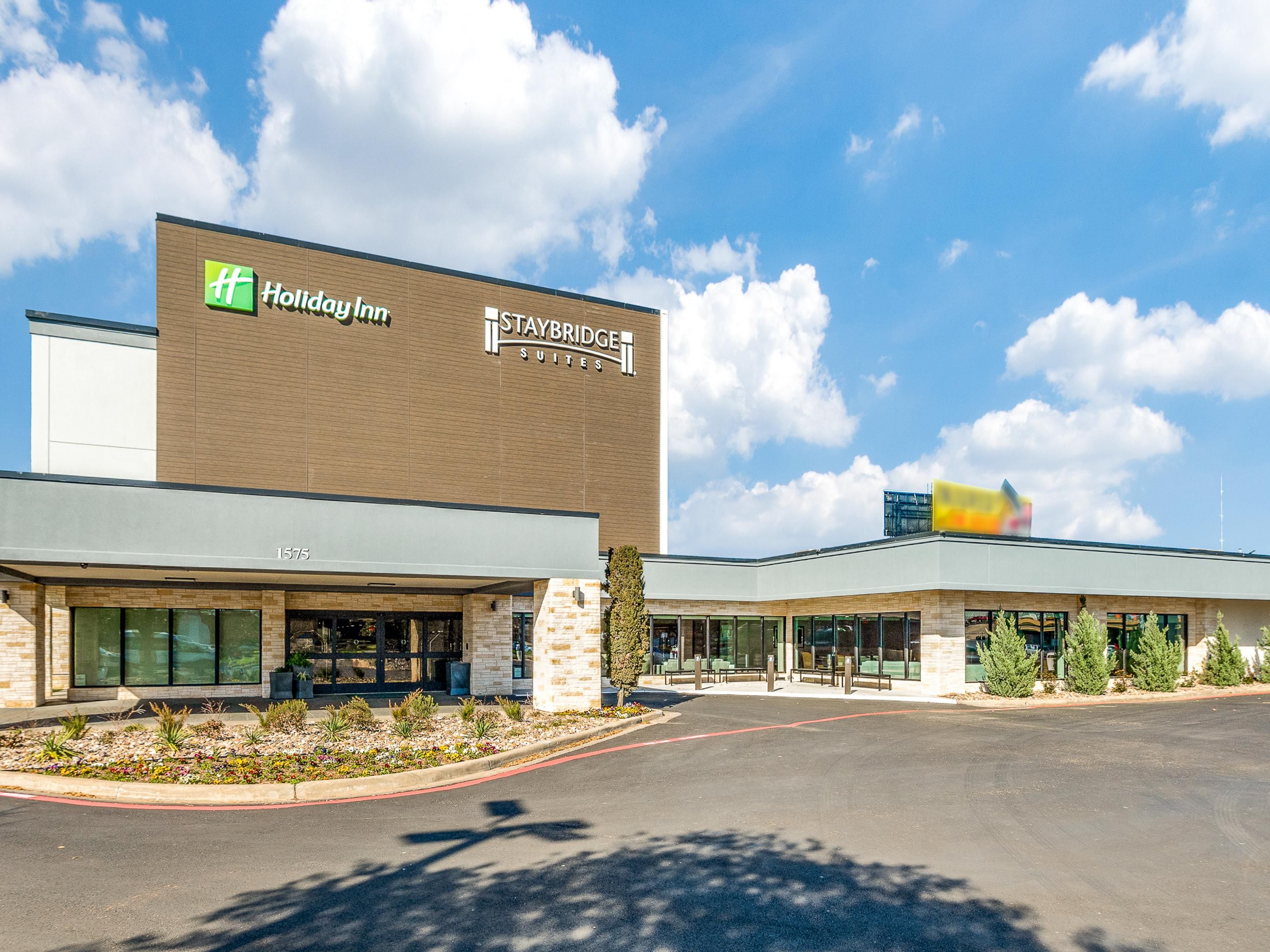 Situated in the heart of Dallas, our hotel offers a prime location near key attractions, including the American Airlines Center, Kay Bailey Hutchison Convention Center, Dallas Market Hall, and the Medical District. Plus, enjoy the added convenience of a complimentary shuttle to and from Love Field (DAL), ensuring seamless travel during your stay.