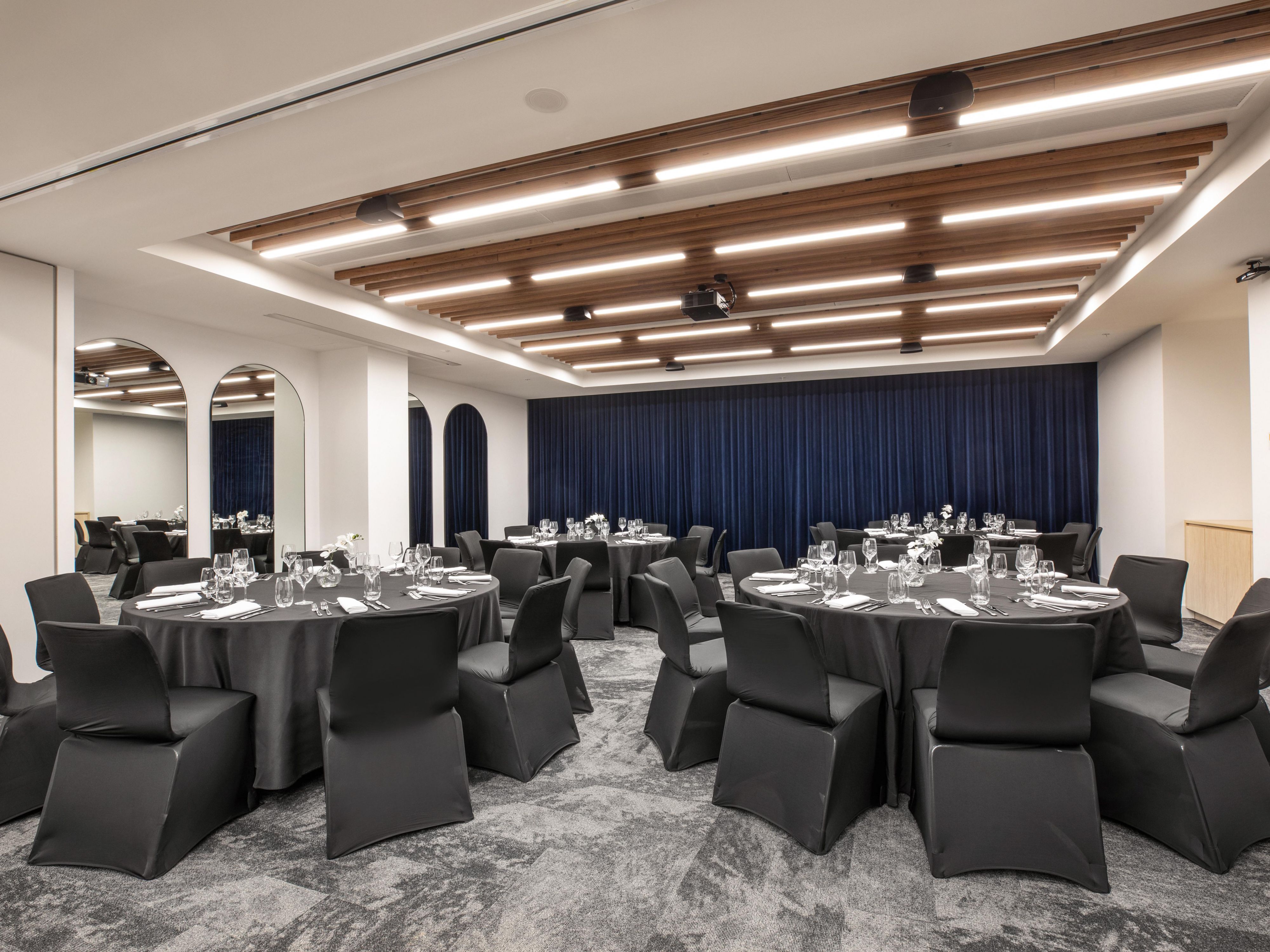 Holiday Inn Dandenong is the ideal events venue for special occasions, holiday gatherings, and business events. Step into a vibrant space with relaxed ambience, and crafted menus perfect for every type of occasion. 