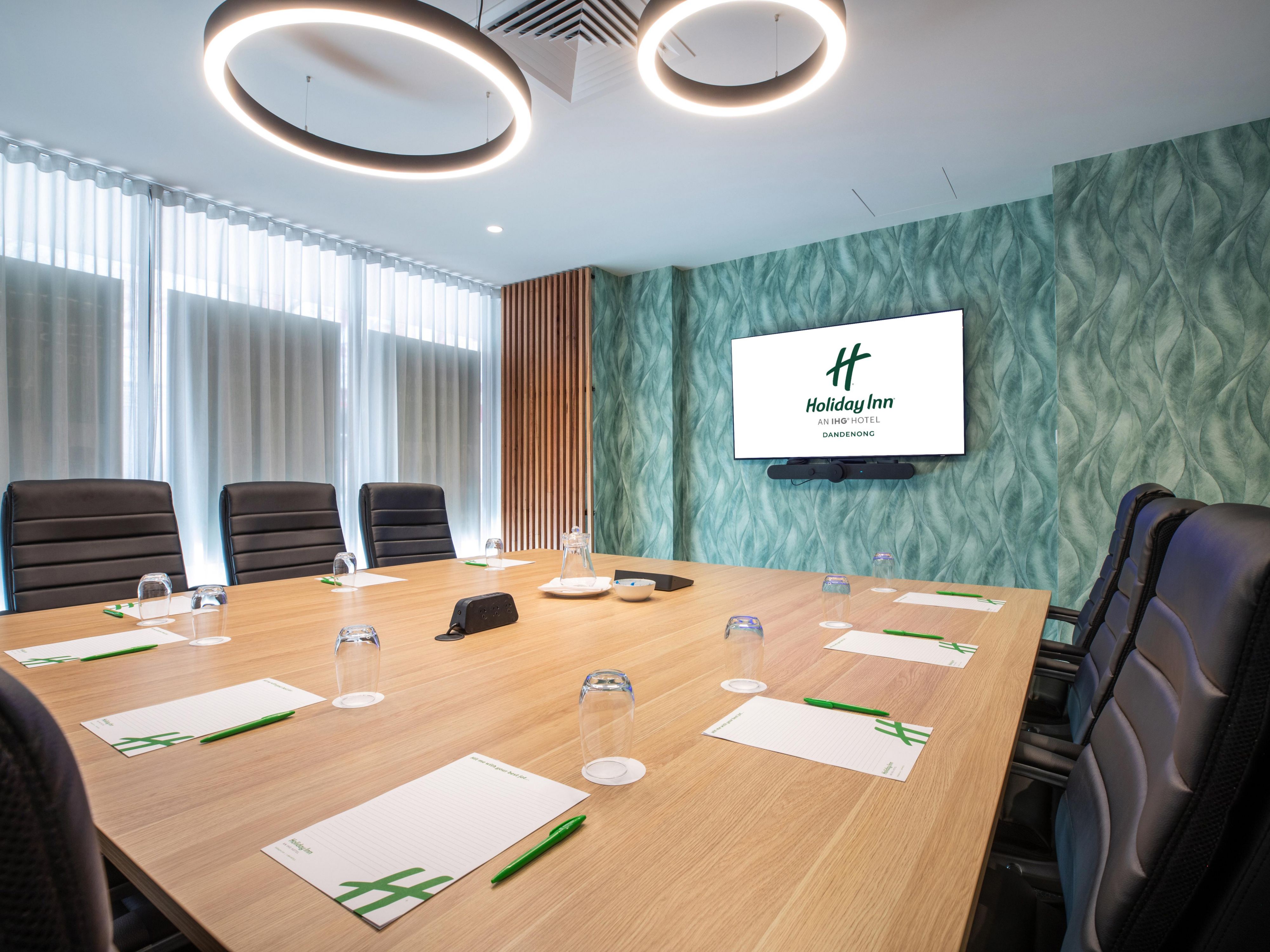  Step into a vibrant space with relaxed ambience, and crafted menus perfect for every type of occasion. From morning meets, business brunches and to celebratory dinners, Holiday Inn Dandenong is the best space for your next event. 