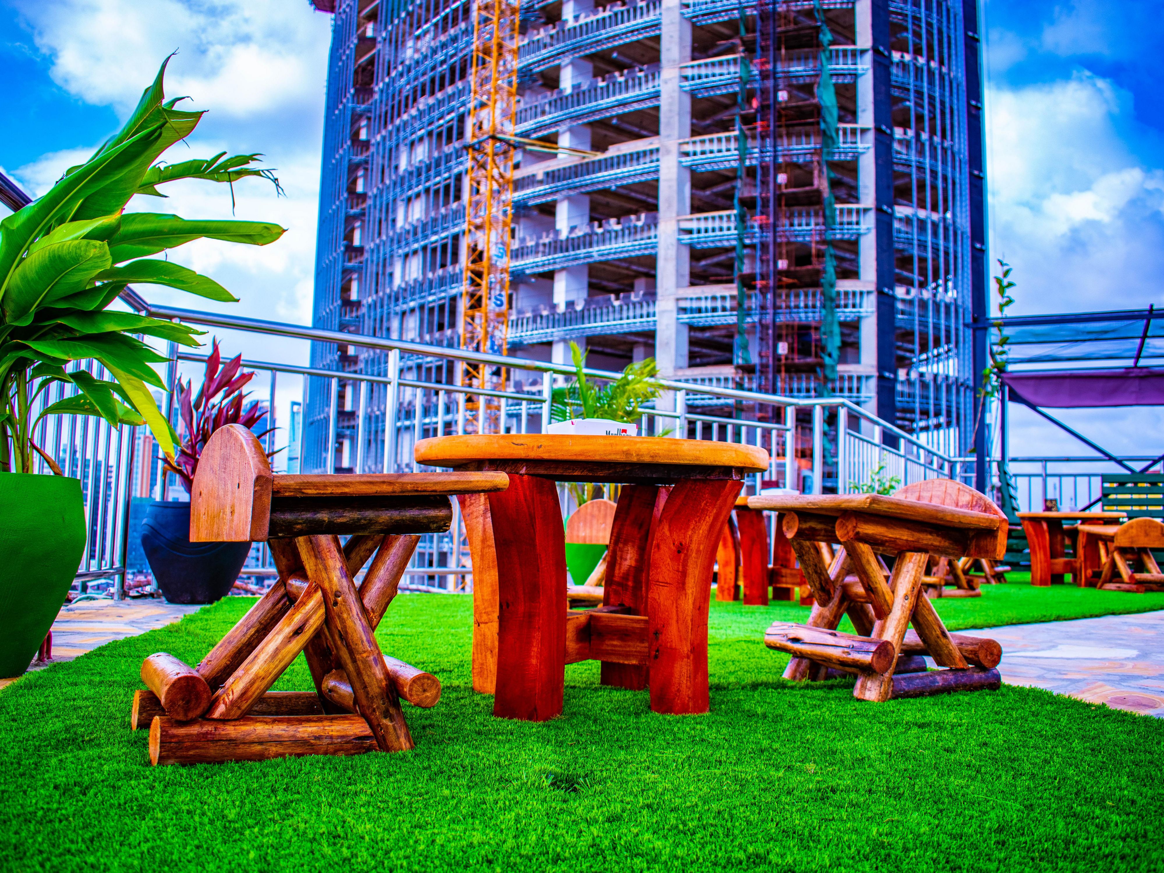 Holiday Inn Dar Es Salaam's Rooftop Restaurant, Helipad, and Beer Garden are the perfect spots to enjoy live music performances, delicious food, and drinks. Join us today for classy events like karaoke, live bands, and other live performances. Come and relax!
