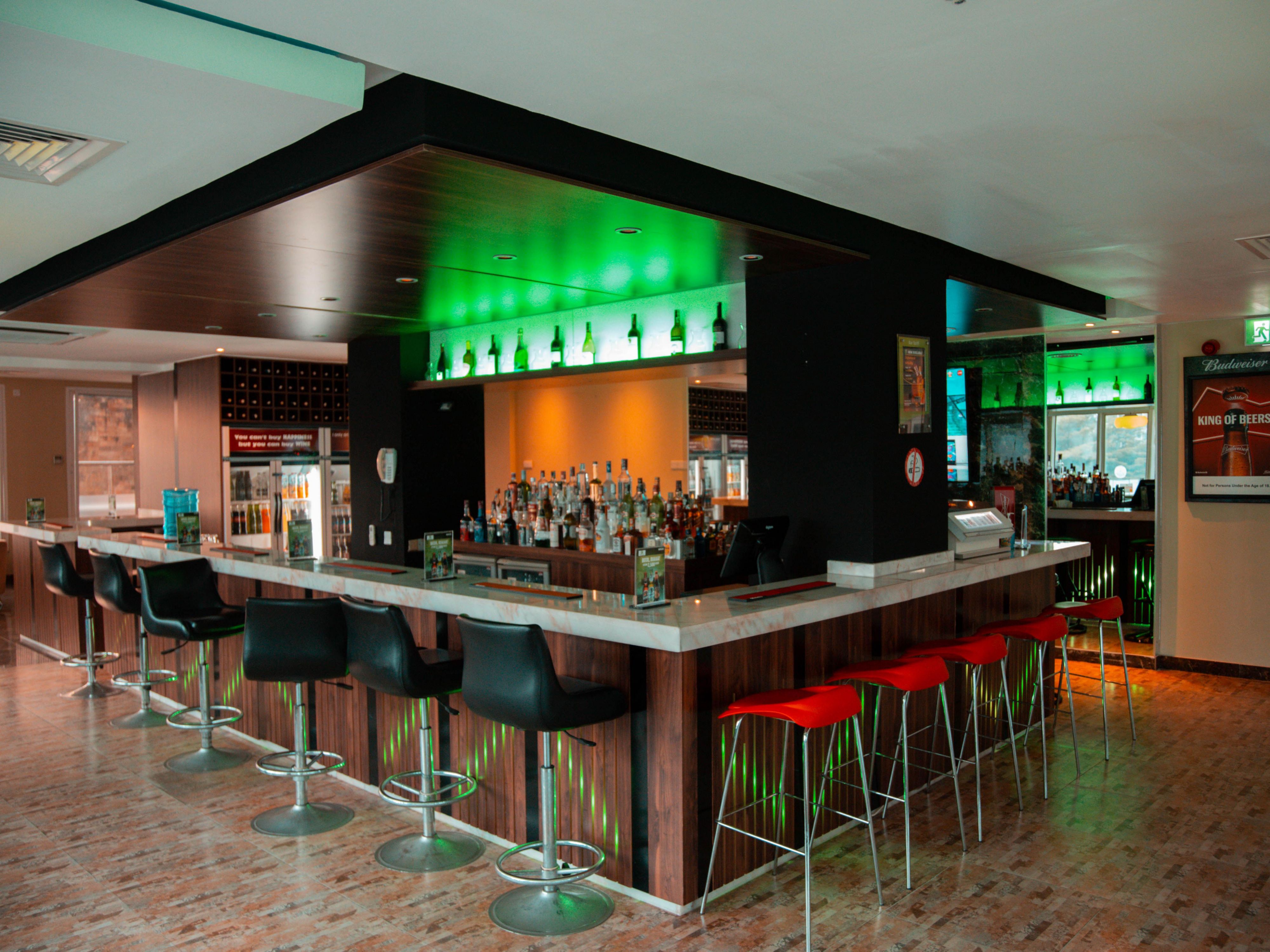 Enjoy the wide variety of drinks, cocktails and mocktails, spirits at discounted price during Happy Hours at Holiday Inn Bar@One.