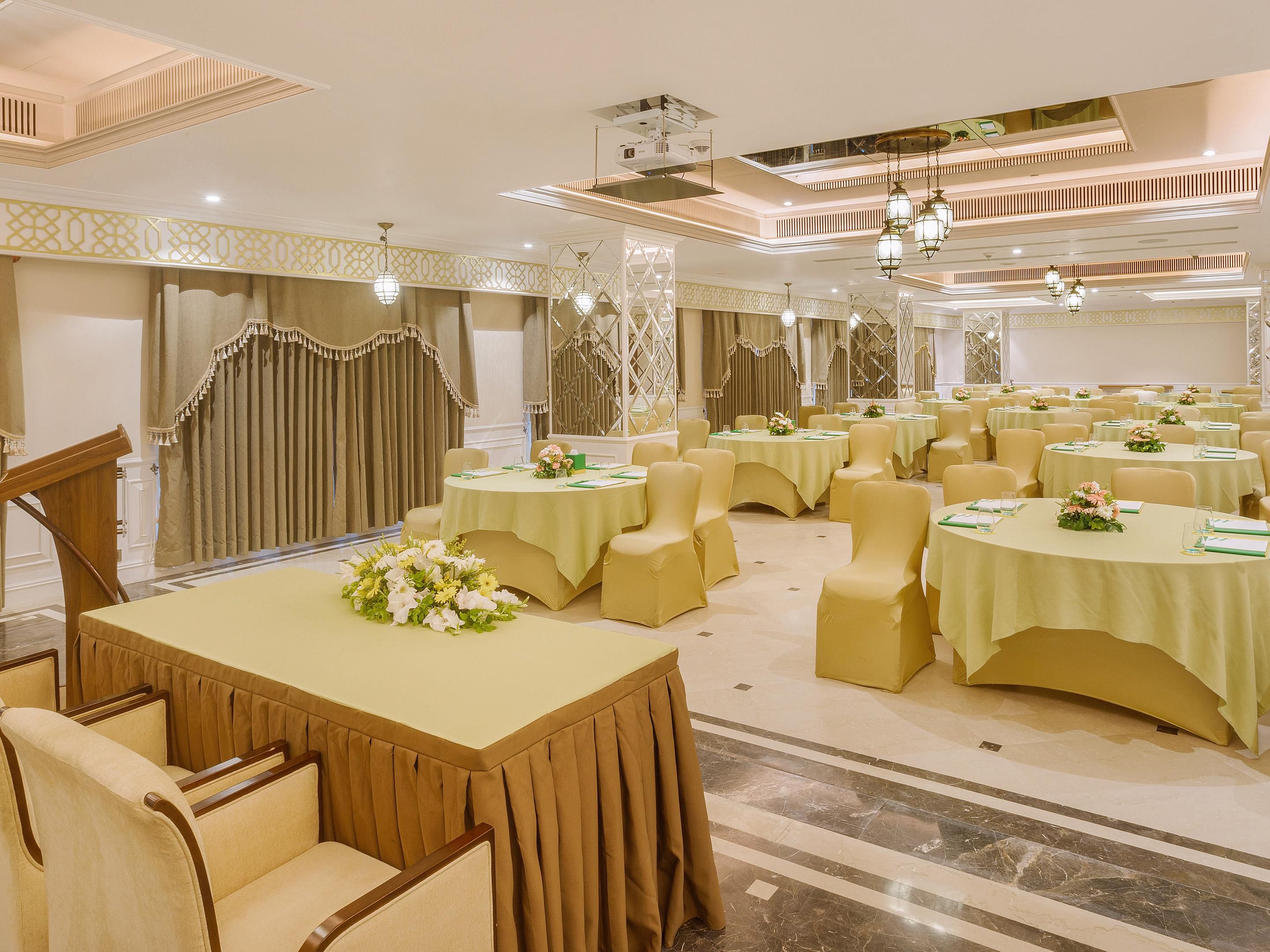 A unique location for your meetings and conferences closest to the business hub, the 2849 sq. ft. meeting space with a choice of our four meeting venues is fully equipped with advanced lighting and audio-visual capabilities, making it the perfect place for your corporate meeting, birthday, anniversary, or any small social gathering.