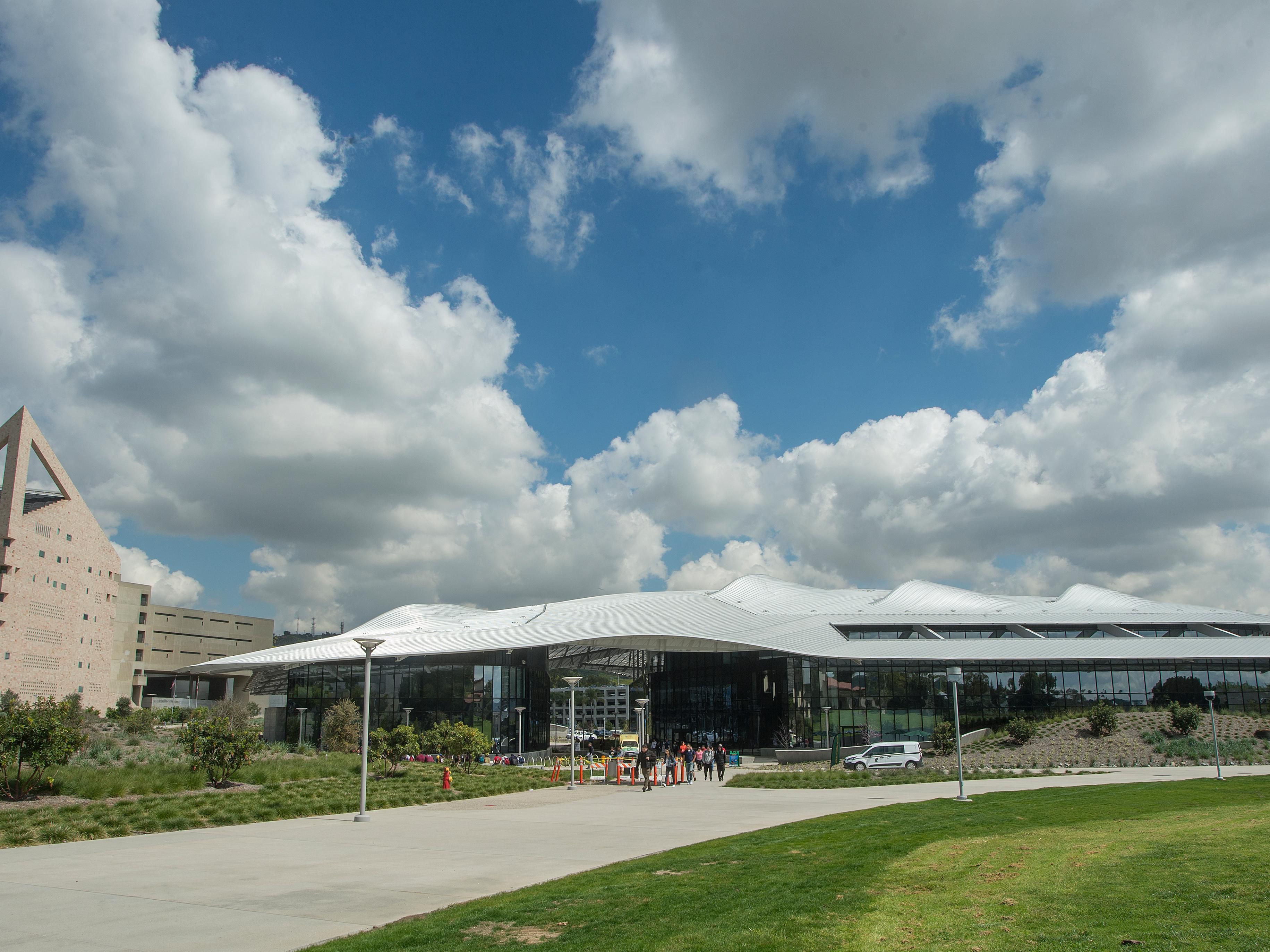 Located at the junction of the 60 and 57 Freeways, the Holiday Inn Diamond Bar is just a short drive from California State Polytechnic University, Pomona (Cal Poly Pomona) and Mt. San Antonio College (Mt. SAC). Whether you are visiting for a campus tour, commencement, athletic events, or anything in-between, book your accommodations here!