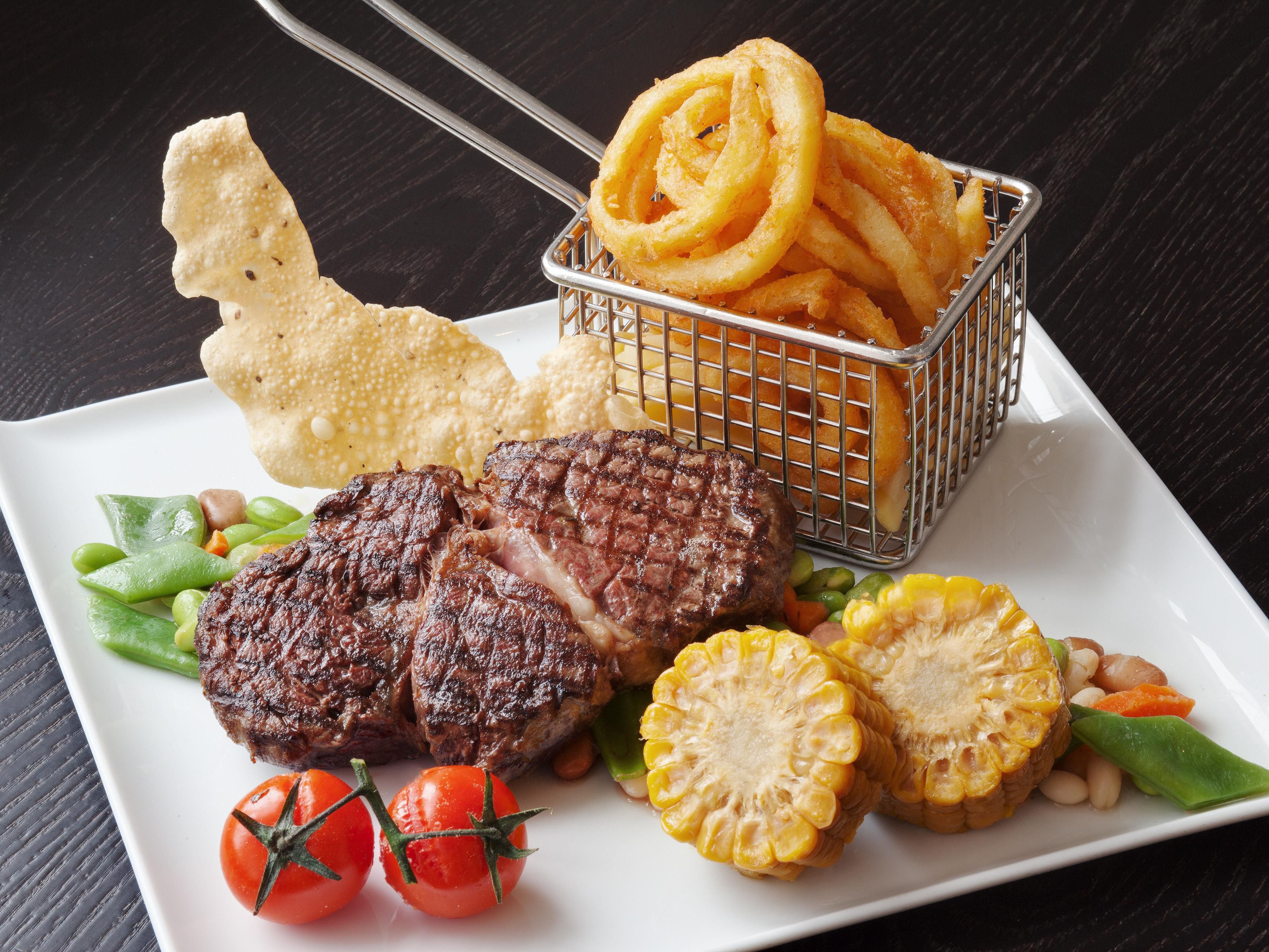 Our newly renovated restaurant & bar awaits you with fresh and regional delicacies.
You can also relax with a delicious cocktail at the bar or enjoy the last hours of sunshine on our summer terrace in the inner courtyard.