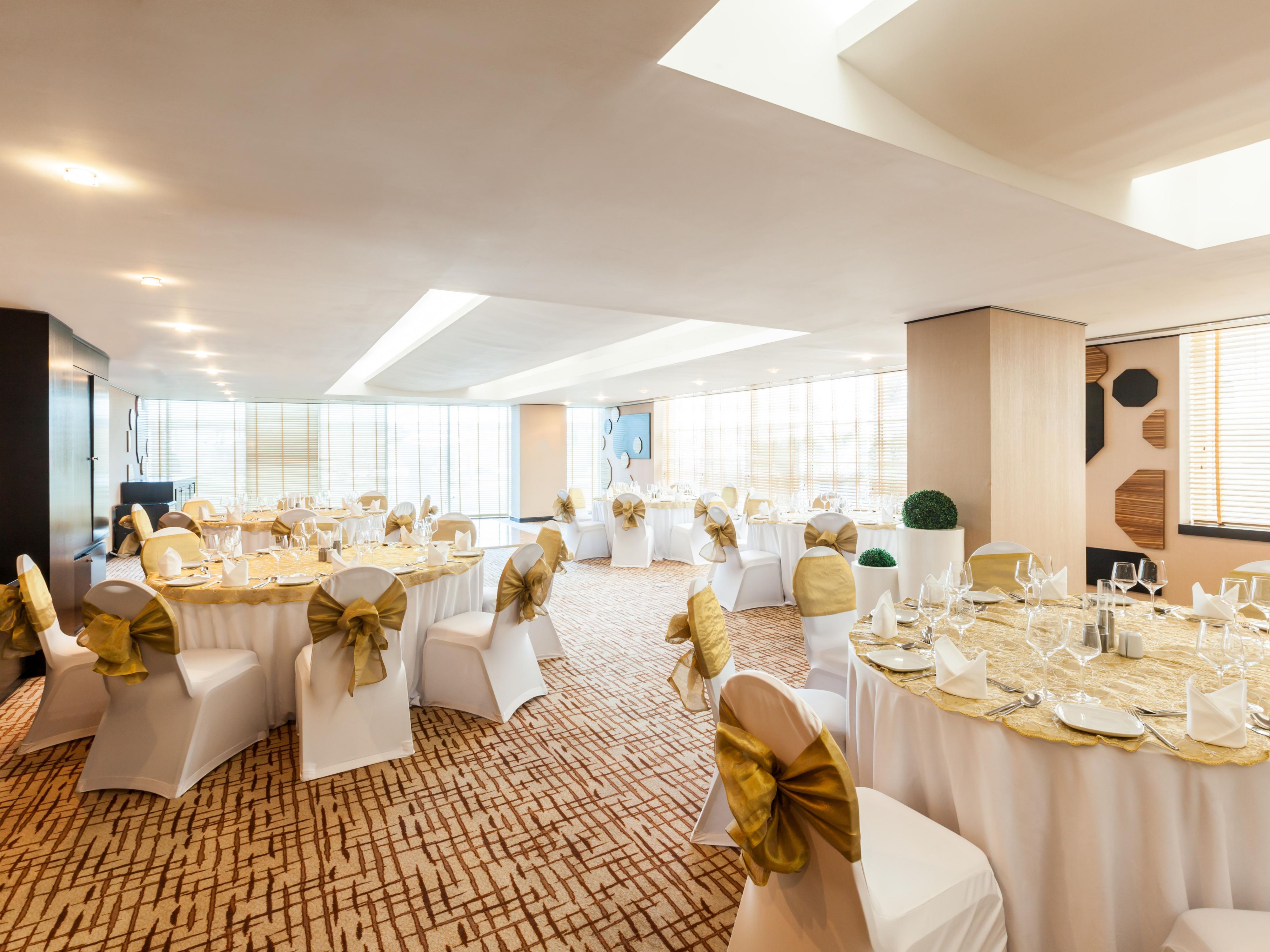 At the center of Dubai's business community, the hotel offers six meeting rooms for up to 180 people and a well-equipped Business Center.Conduct a successful meetings .Event planning and catering services are available.