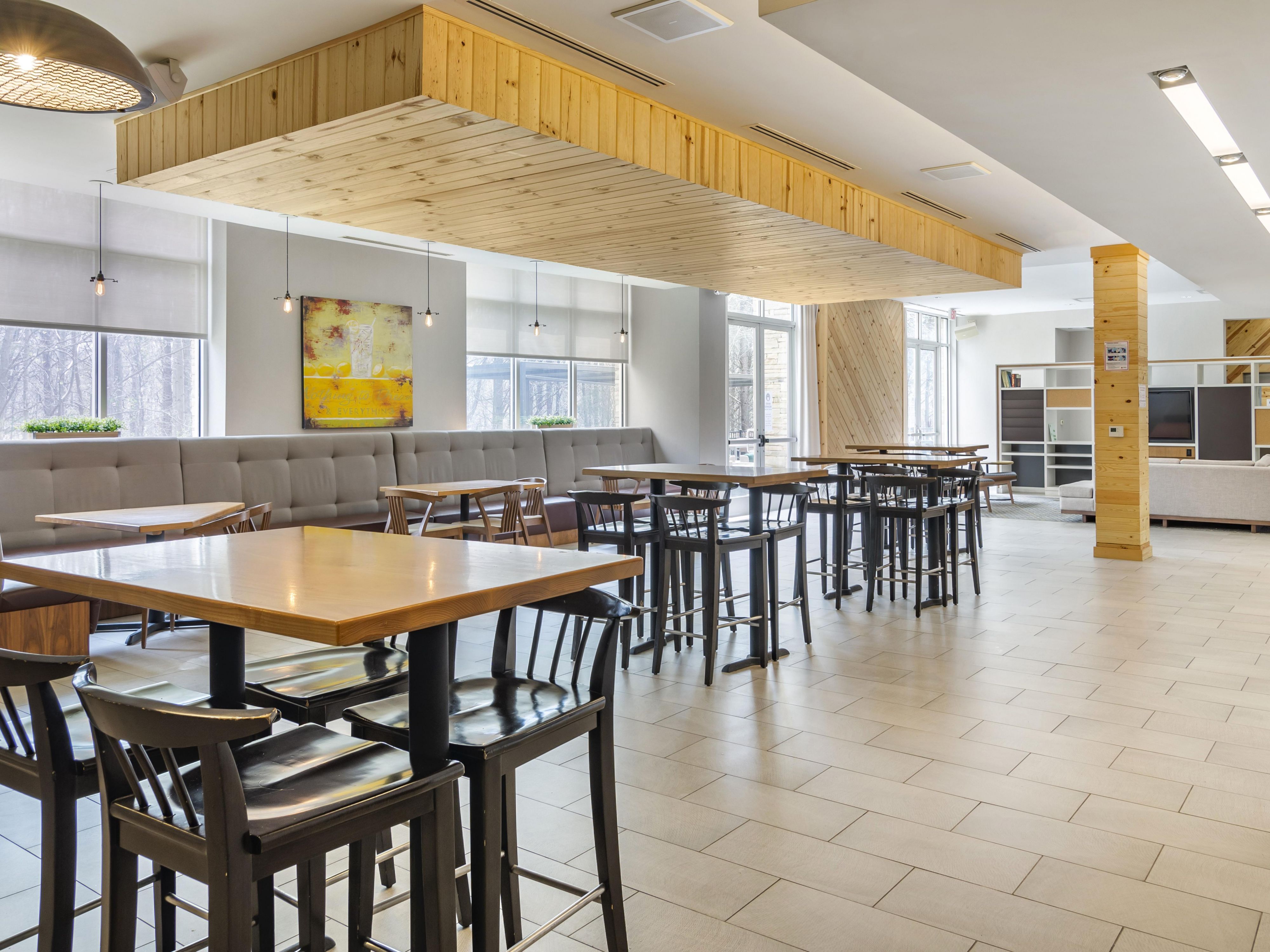 Discover great food and exceptional drinks at The Hub, our full-service onsite restaurant serving breakfast, dinner, and drinks. Enjoy a fantastic menu featuring delicious American cuisine, served in a sleek, modern setting with an upbeat vibe.  Plus, kids 11 and under eat free, making it the ultimate family-friendly dining destination. 