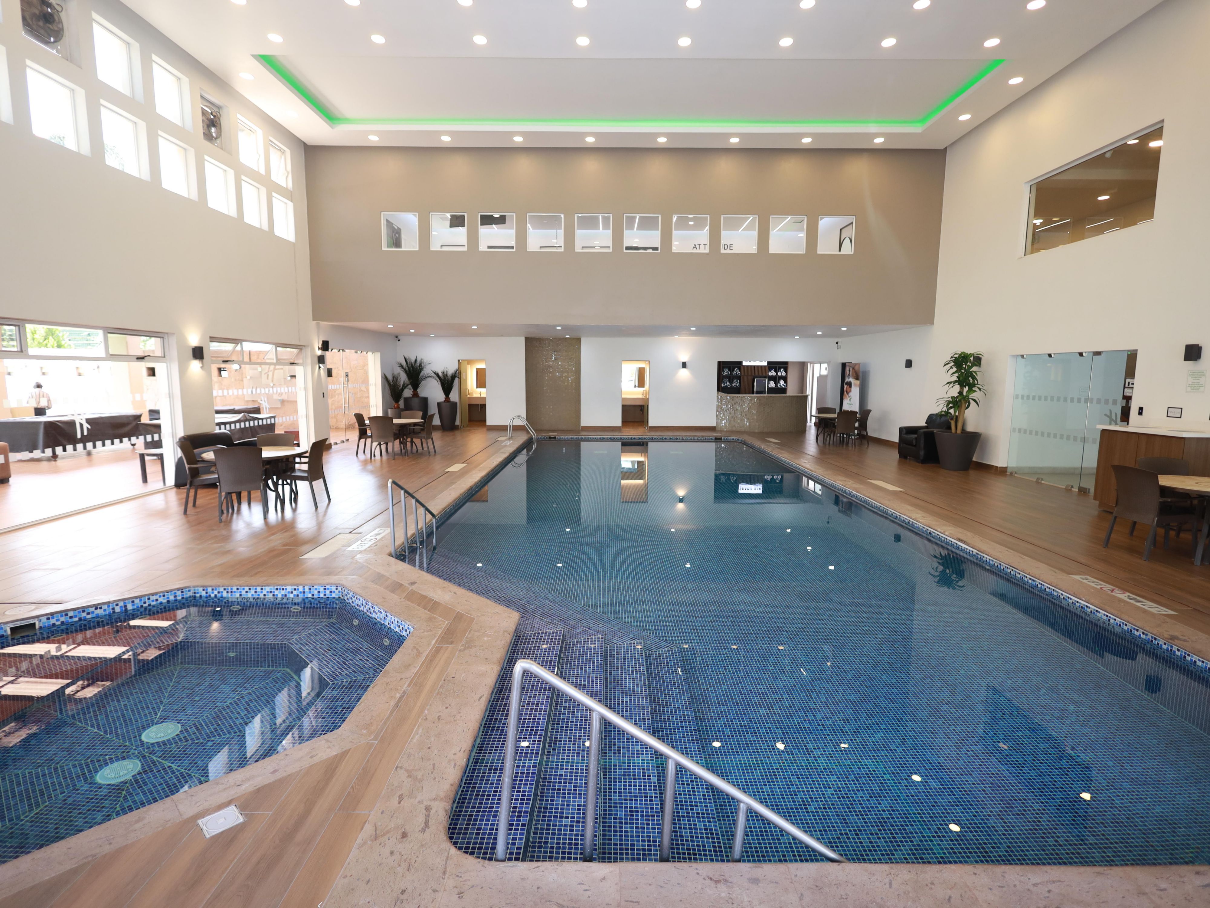 You can enjoy the indoor pool heated to 27 C 365 days a year, and the covered and heated jacuzzi at 34 C.