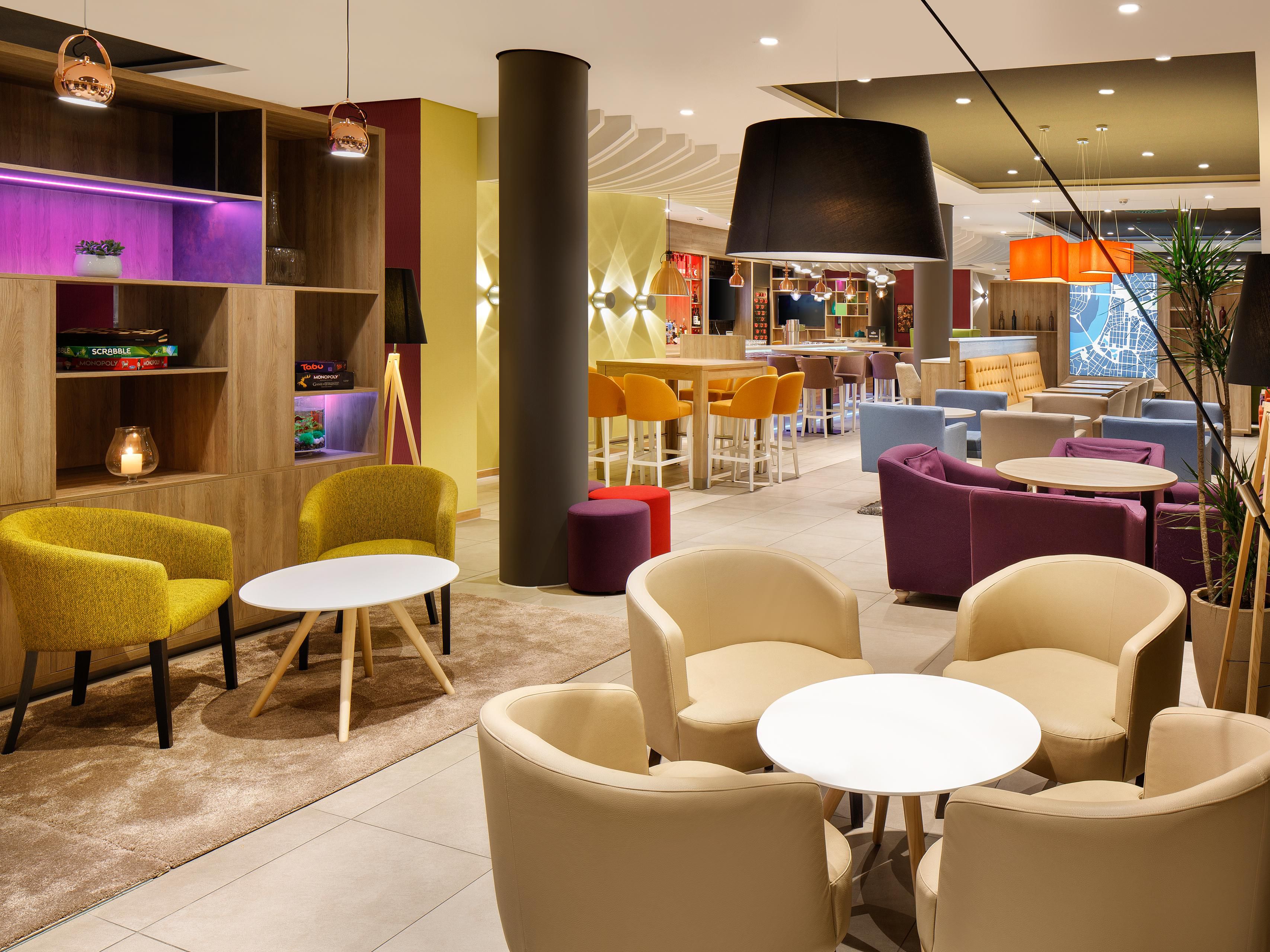 Our open lobby at the Holiday Inn Düsseldorf invites you to linger in a cozy living room atmosphere. Let yourself be pampered by our classics such as juicy burgers, tender steaks and hearty schnitzels. 
A special highlight: one child eats free for every paying adult.