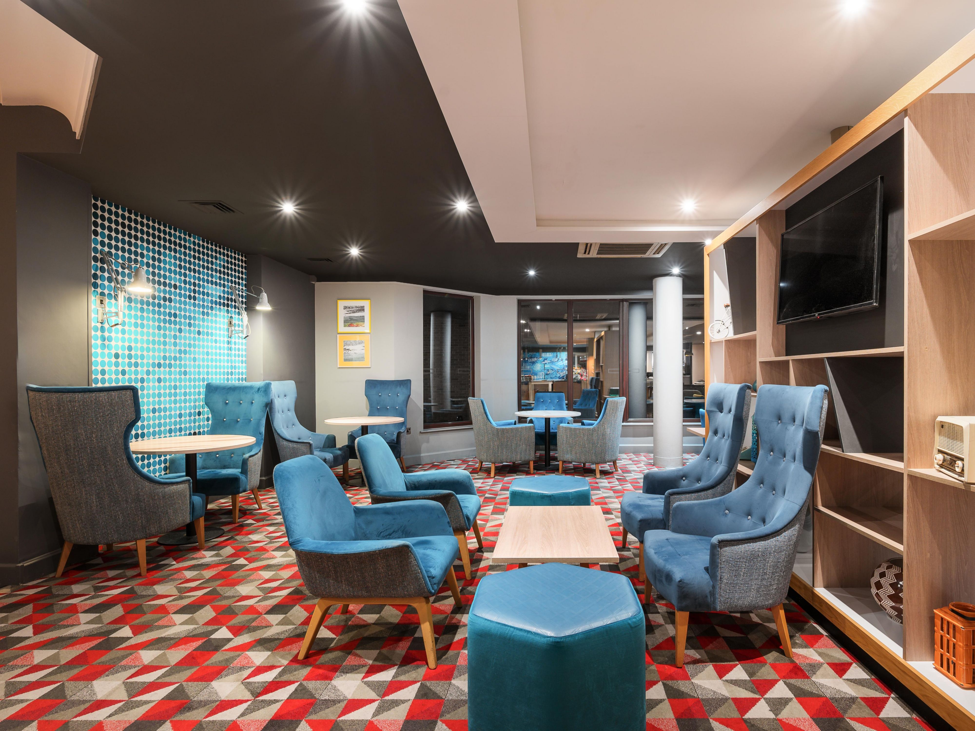 Our hotel has a range of food and drink options for our guests to enjoy. Our lounge and bar areas are open throughout the day and offer a relaxing place to grab a drink, a hearty meal or a light bite. 