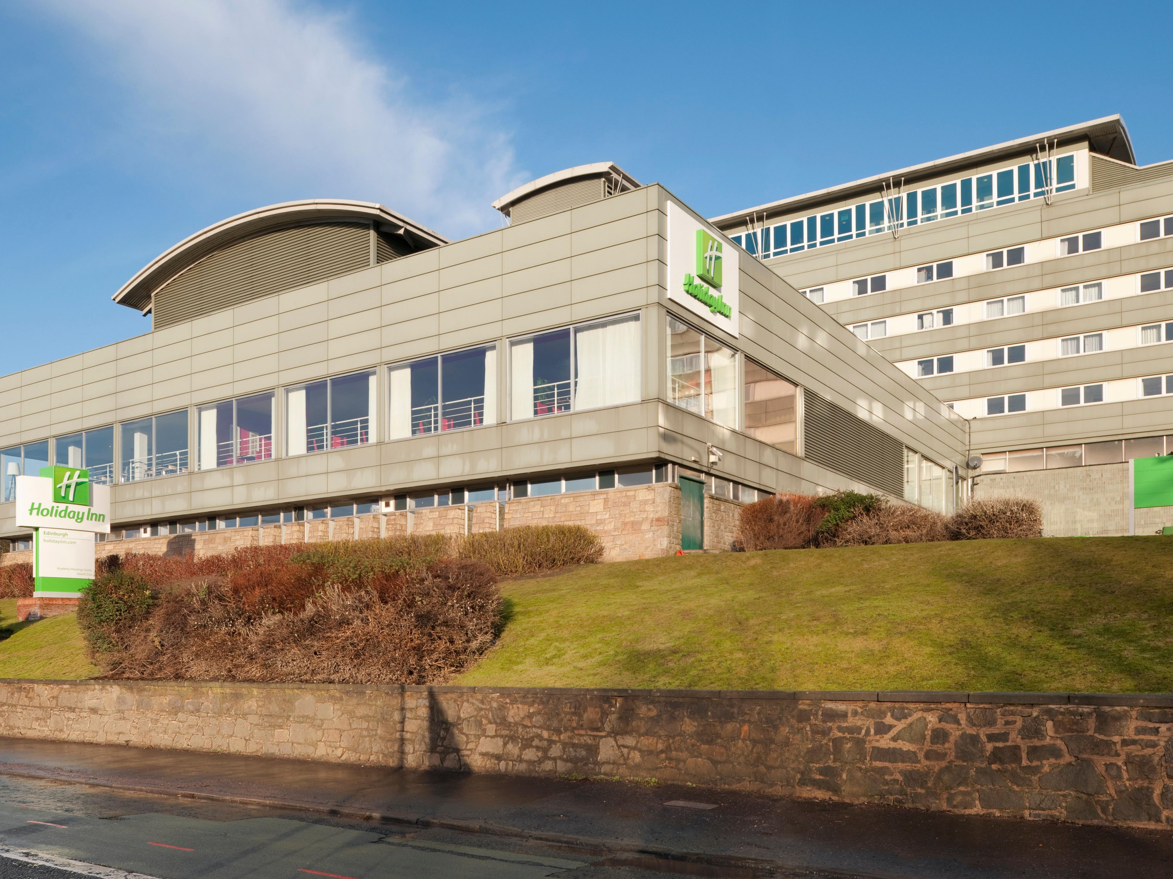 Just click on the link for a chance to visit Holiday Inn Edinburgh virtually with a fully interactive, virtual tour. Move through the hotel exploring the bar, restaurant, meeting and event spaces, bedrooms and Spirit Health Club.
