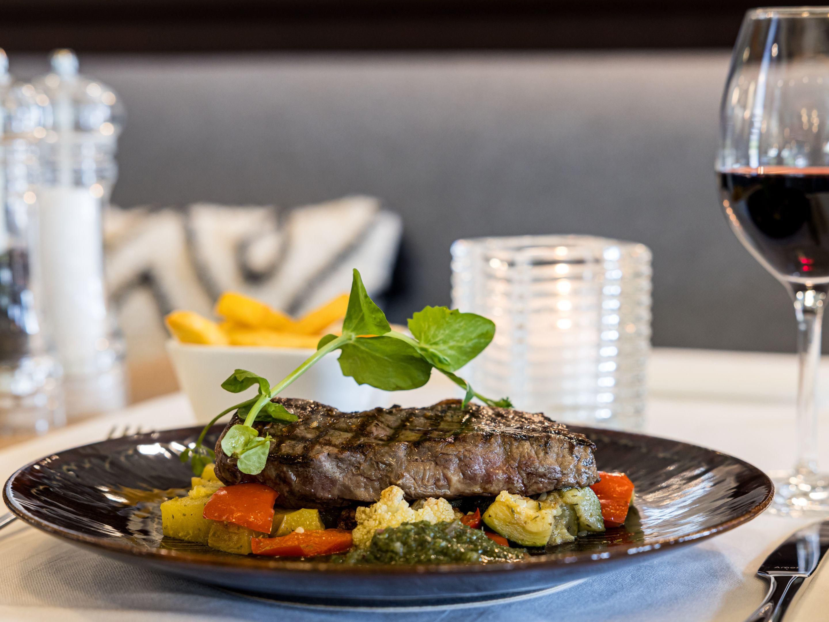 For a lovely meal or a cozy drink, our Restaurant Montgomery is the place to be. In the morning, an extensive and healthy breakfast buffet awaits you. It is also possible to have a drink, lunch or dinner here. On the menu, you will find a wide range of dishes, so you will definitely spot your favourite. 