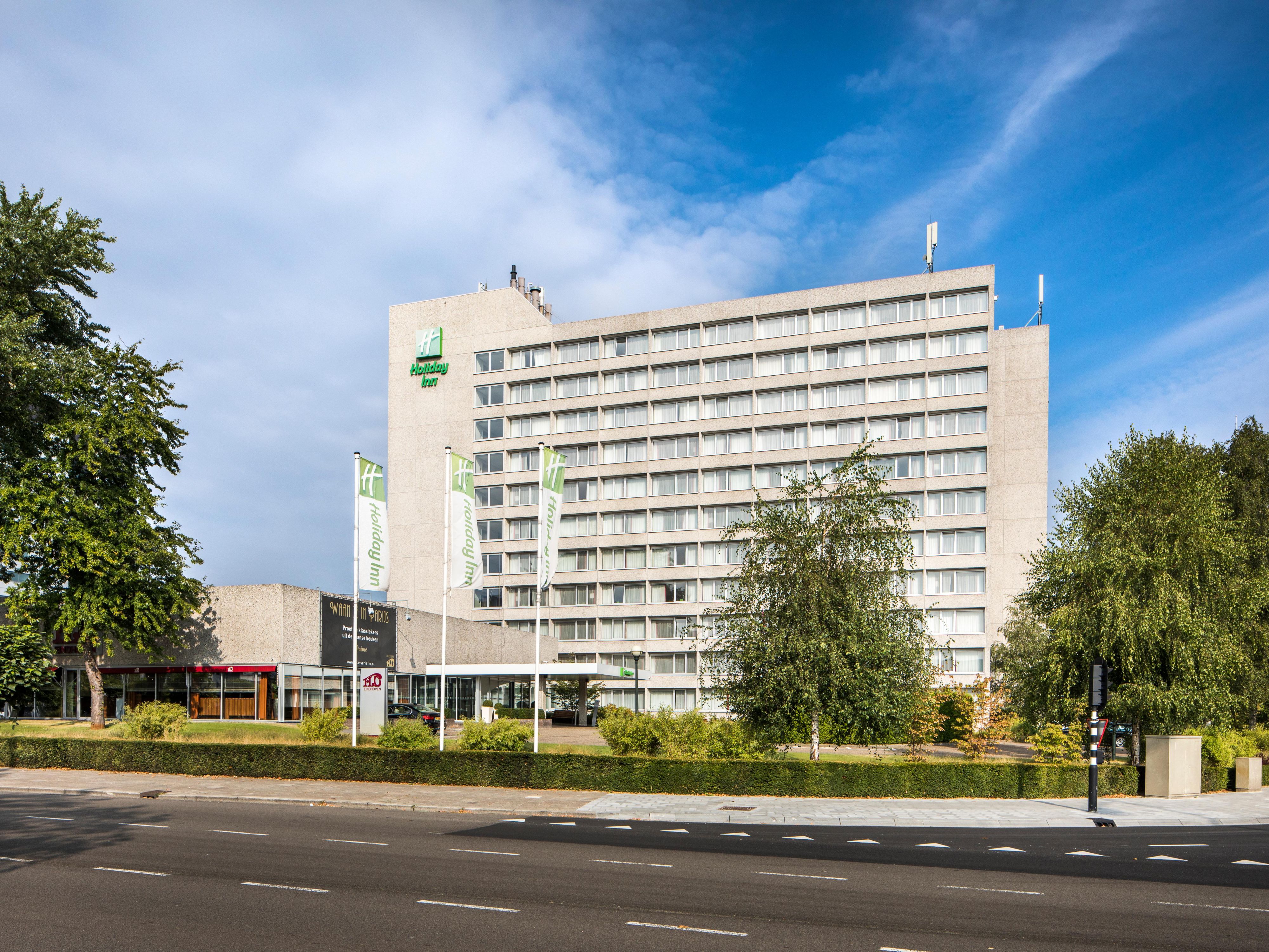 Park hassle-free at Holiday Inn Eindhoven! Our spacious parking offers plenty of spots, and 4 EV charging stations and is just a minute from the city center. Perfect for hotel guests, business visitors, and city-trippers. Enjoy a smooth arrival and explore Eindhoven without any parking worries.