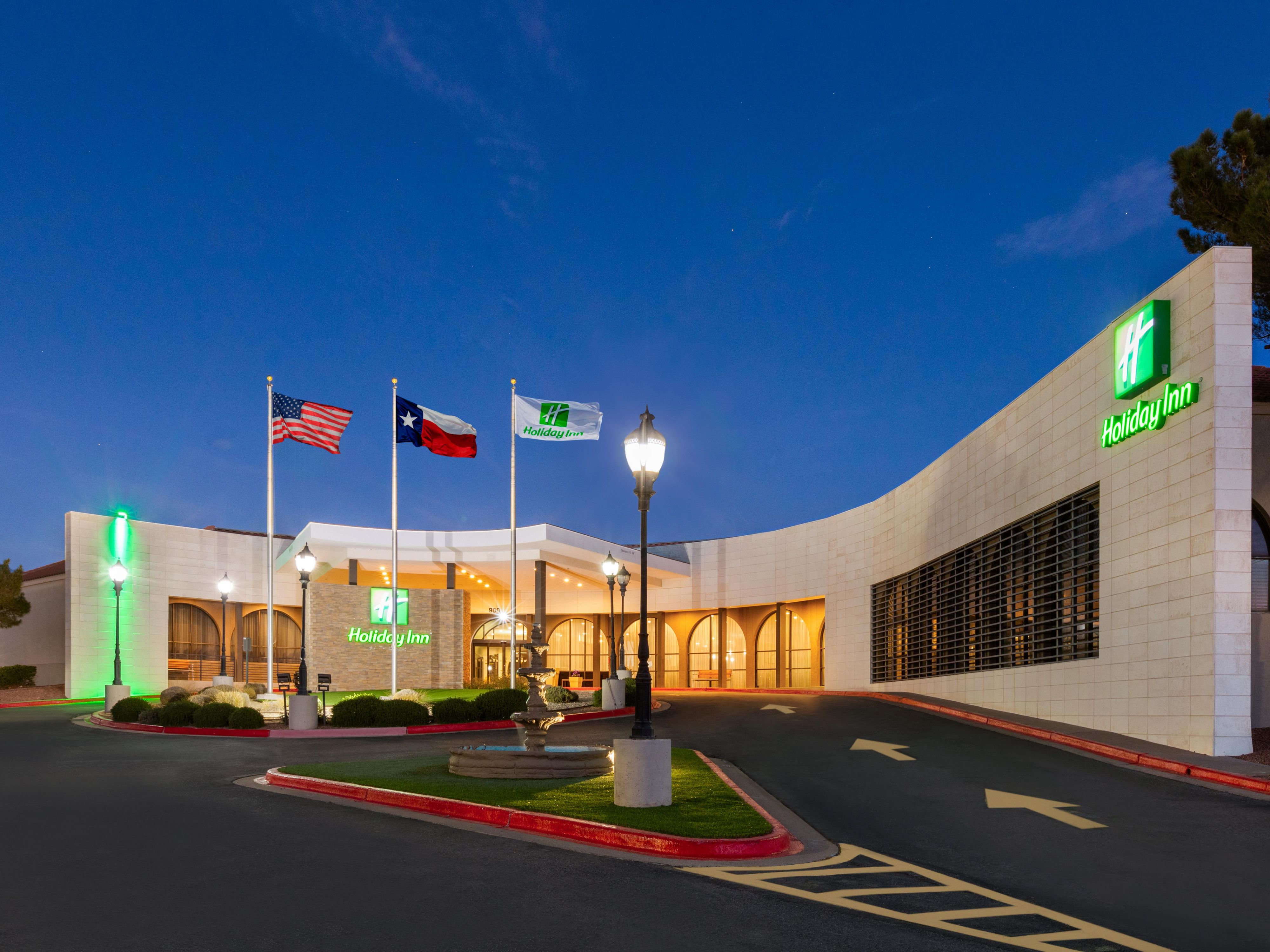 Our unique property features individual villas and easily accessible outdoor courtyards. We offer controlled-access corridors for you to enjoy a breath of fresh air as you reach your room. These corridors are secured and enclosed hallways with key card access gates.