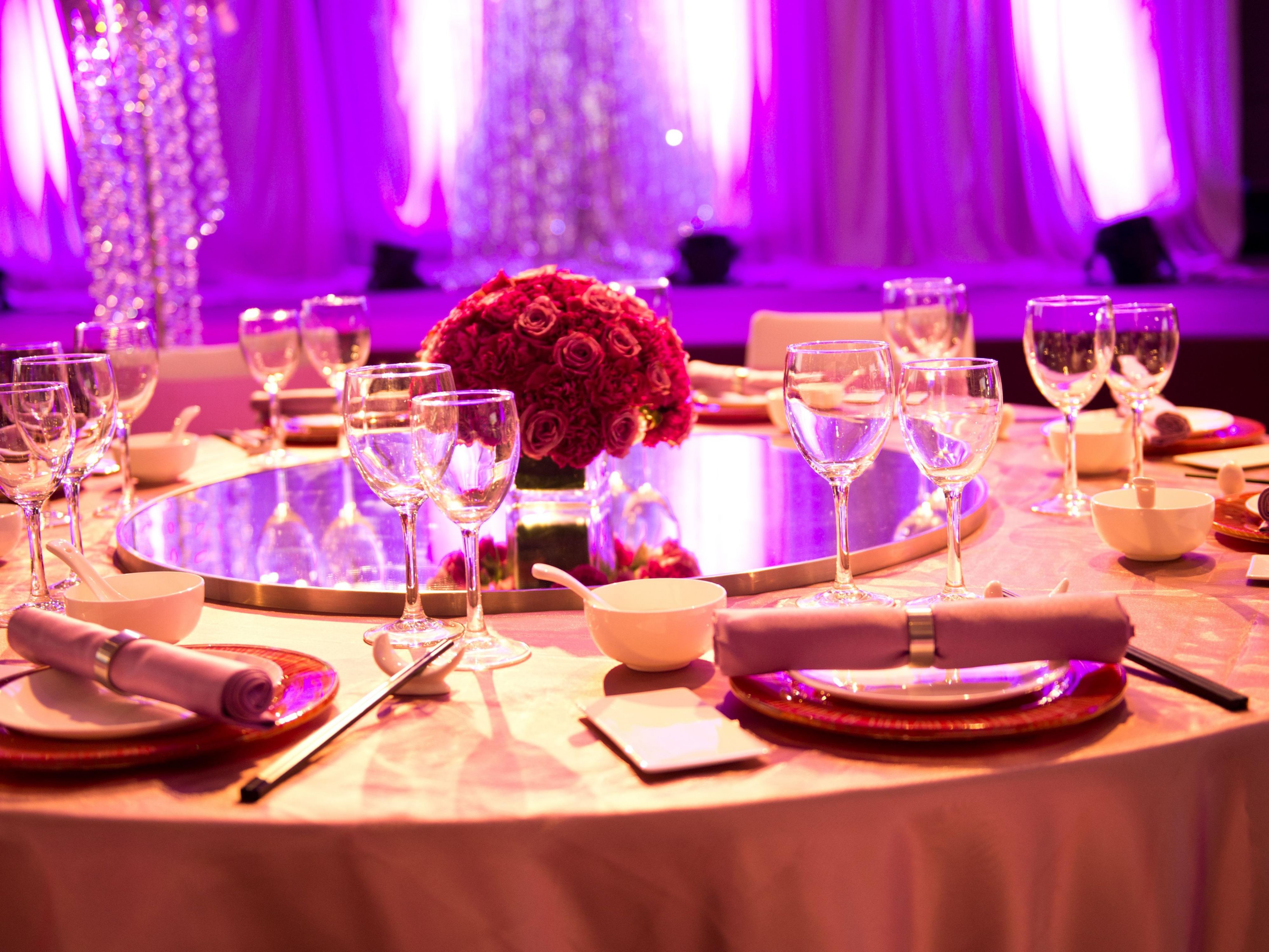 The Holiday Inn Cincinnati Airport is the ultimate wedding location. We have staff that will make your special day flawless. Let our wedding planners expertly guide you every step of the way. For those guests that fly in for special events, it will be conveniently close to the hotel and you can take advantage of our complimentary airport shuttle.