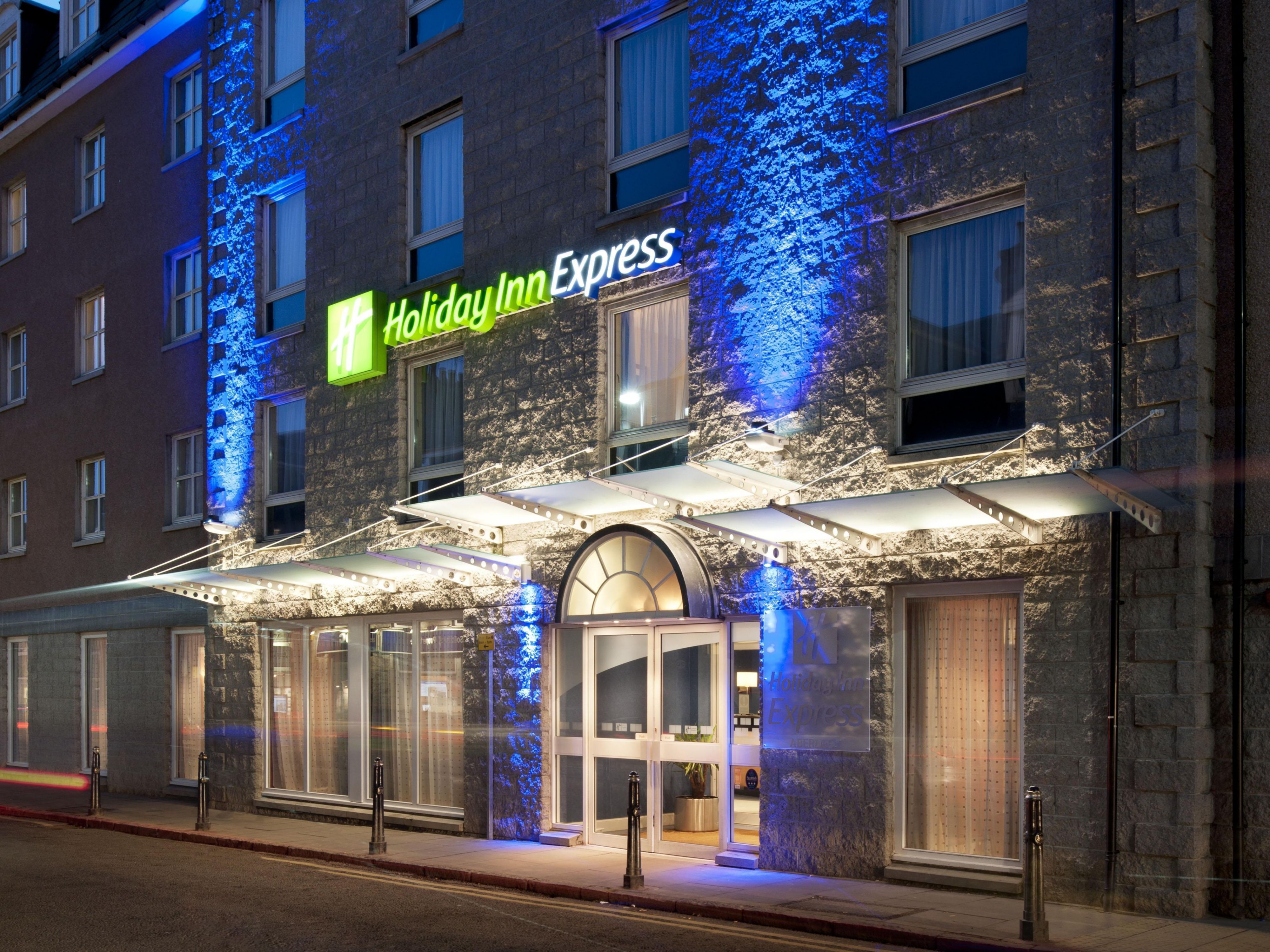 Located a stone throw away from Union Street, Union Square & Aberdeen Railway Station, Holiday Inn Express Aberdeen City Centre is the ideal base whether your trip to the city be for work or pleasure.