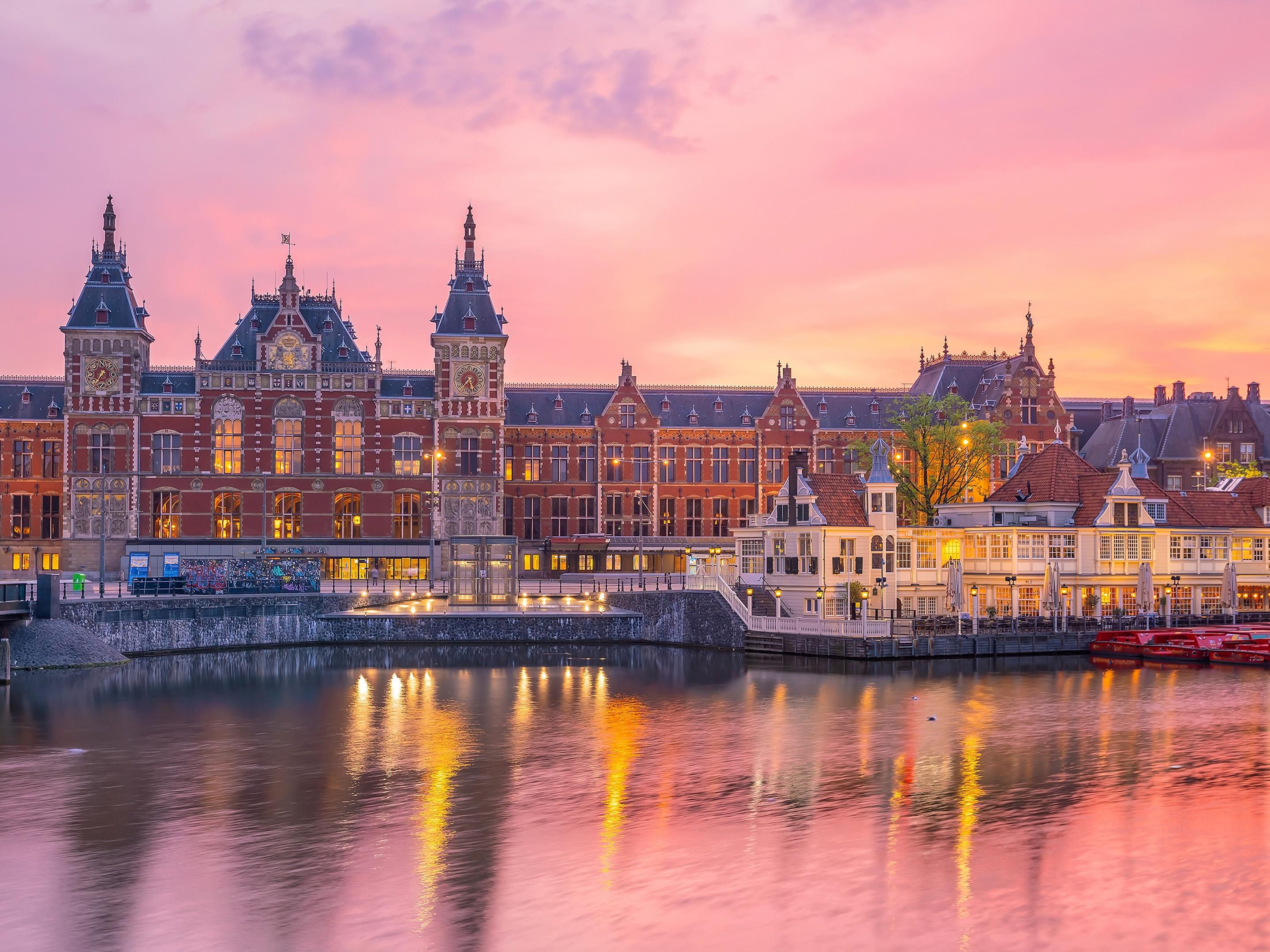 Experience Amsterdam like a true local. Just minutes walk from Holiday Inn Express Amsterdam – North Riverside, you can take a short Ferry across the river to Amsterdam Centraal on foot or by bike. The ferry is free of charge and runs from 06:32 to 23:56 daily.